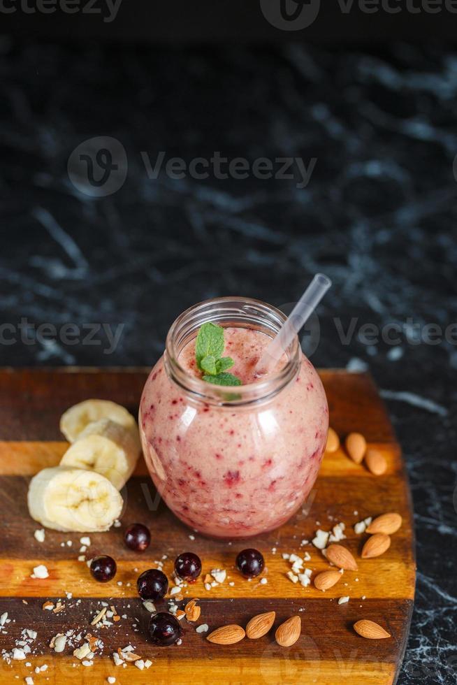 smoothies fraîchement préparés à base de banane et de mûre en bouteille. alimentation, mode de vie sain photo