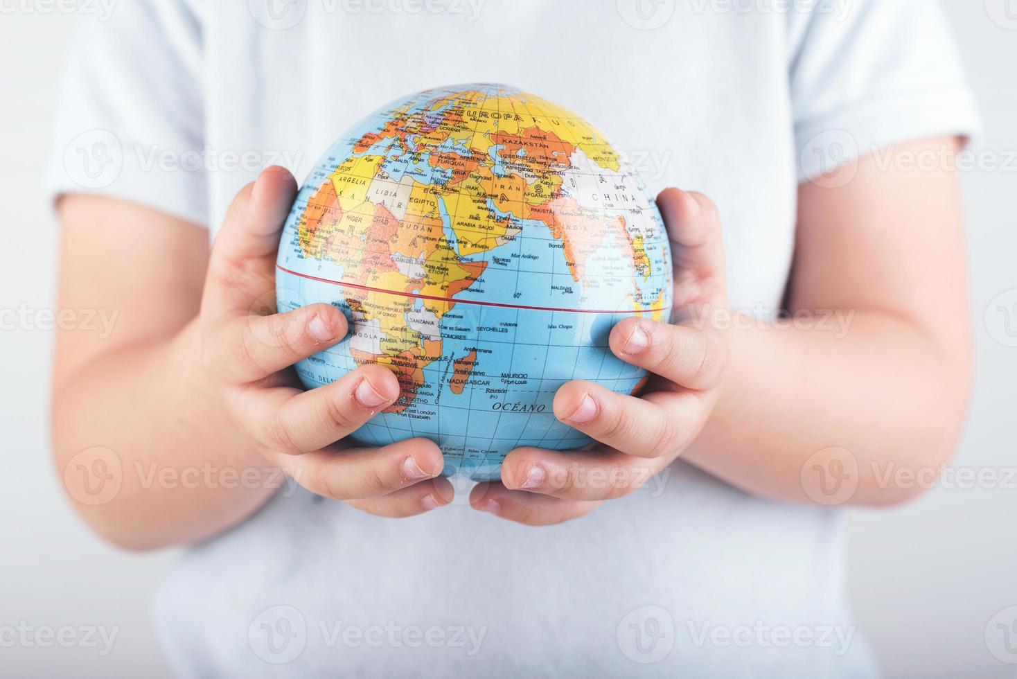 mains d'un enfant avec la planète terre photo
