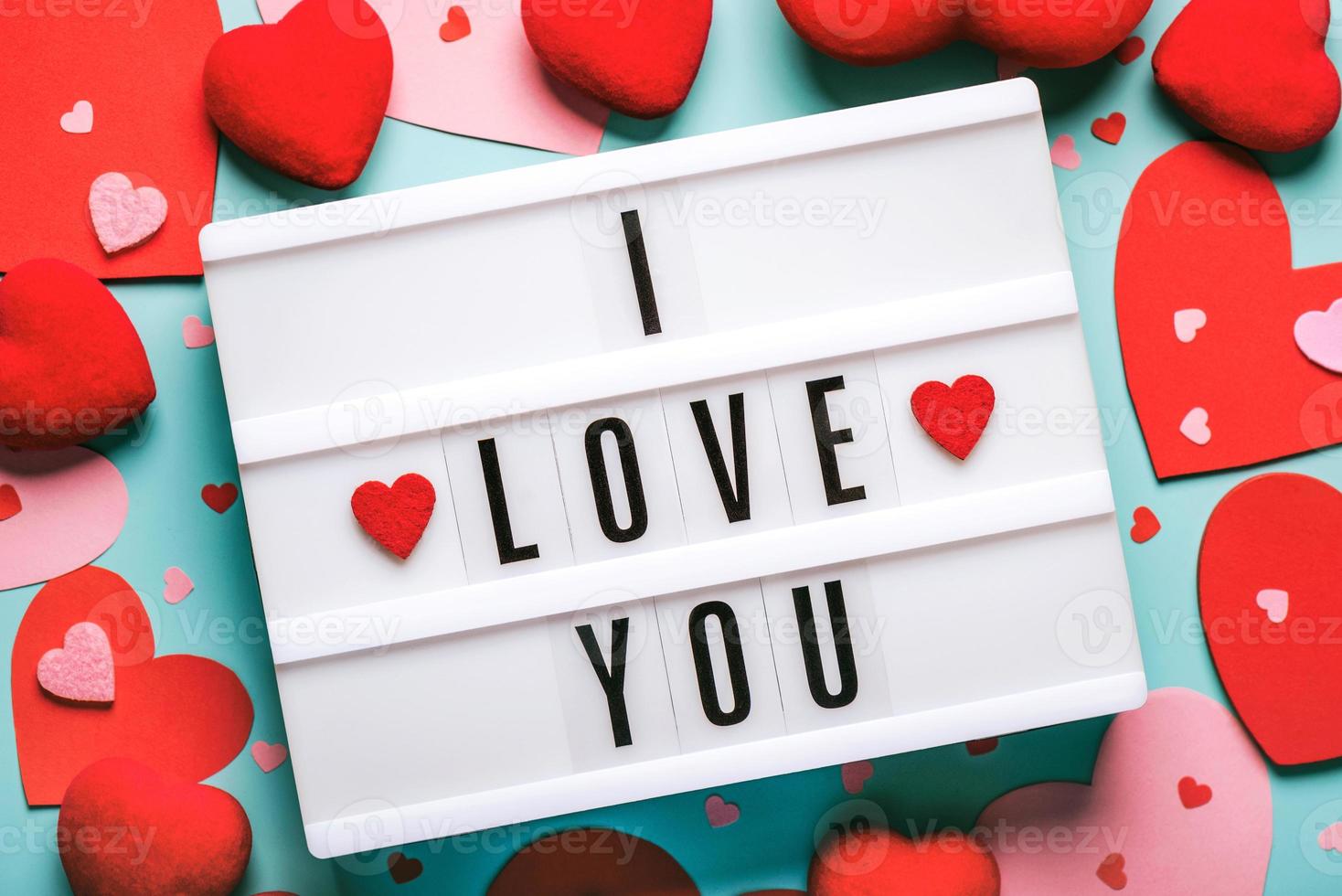 happy valentine's day.lightbox avec le mot je t'aime et coeurs rouges.valentine day concept photo