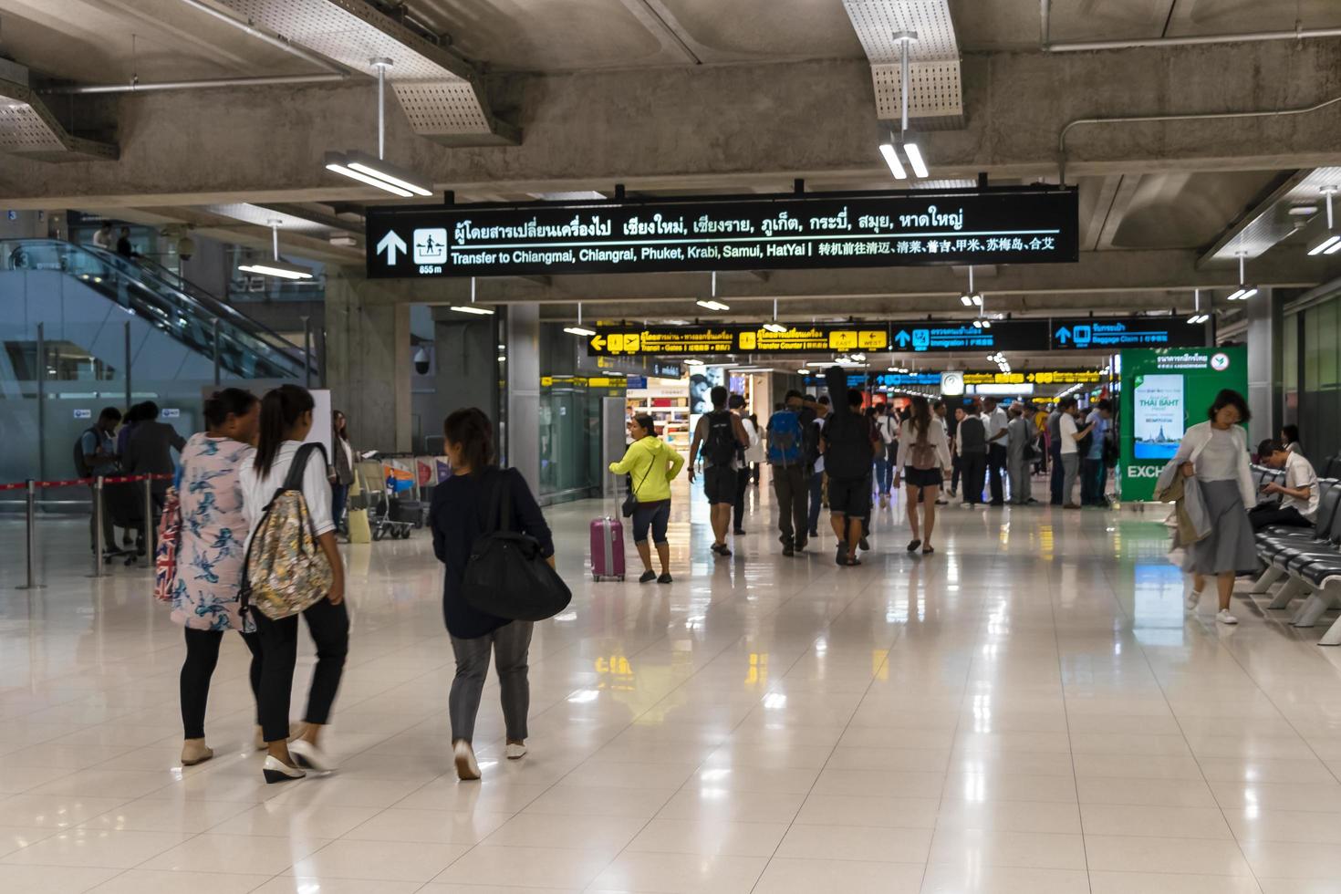 bangkok thaïlande 21. mai 2018 couloirs et passagers bangkok aéroport suvarnabhumi thaïlande. photo