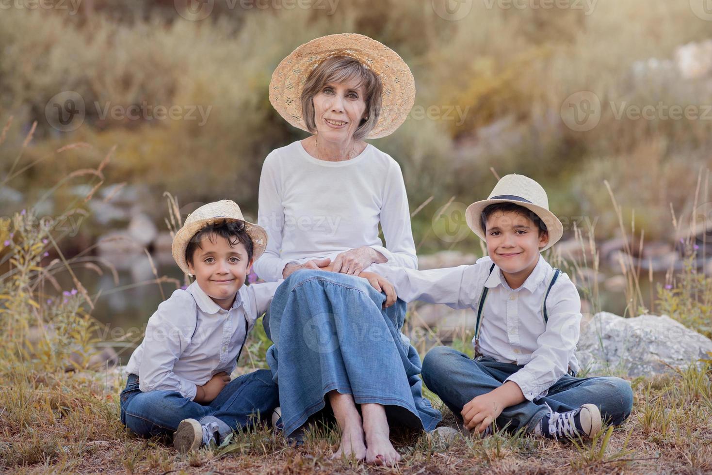 grand-mère avec ses petits-enfants photo