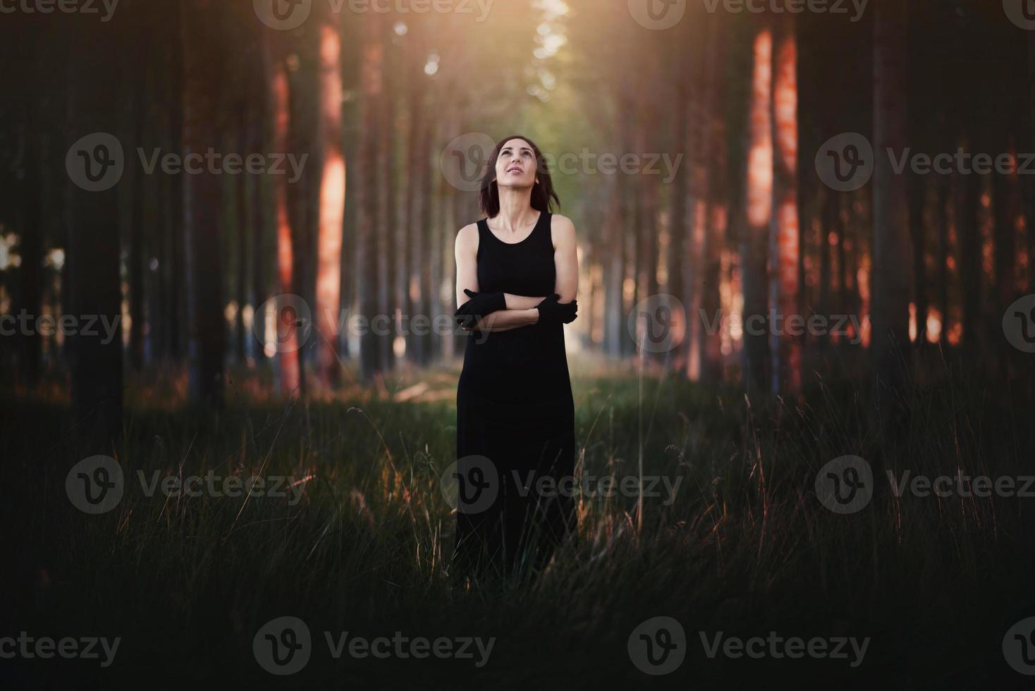 jolie jeune femme dans la forêt photo