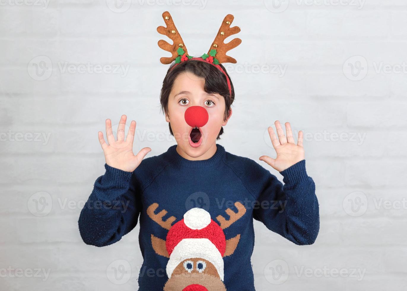 joyeux noël.enfant dans un costume de noël renne rudolph photo