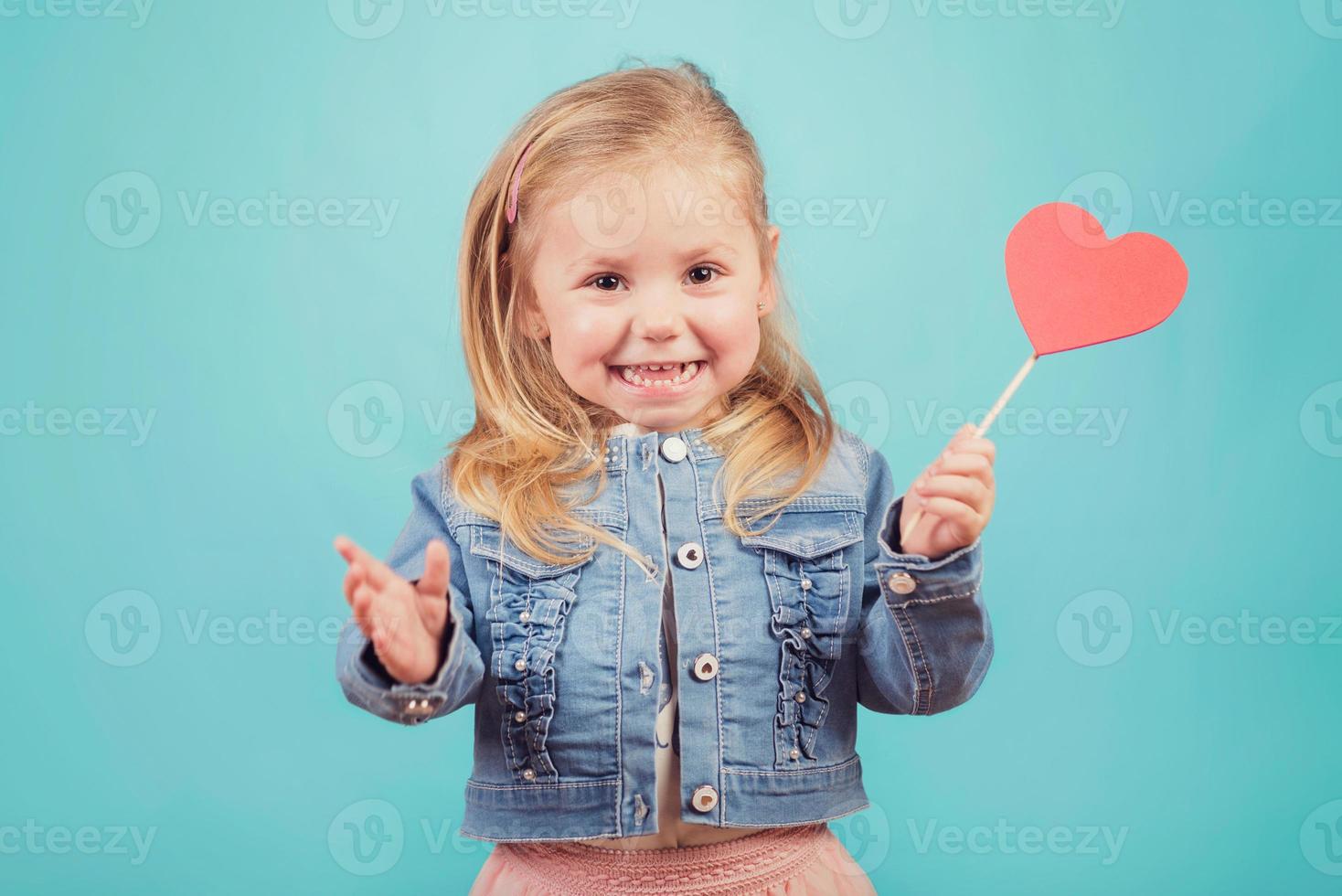 bébé souriant avec un coeur photo