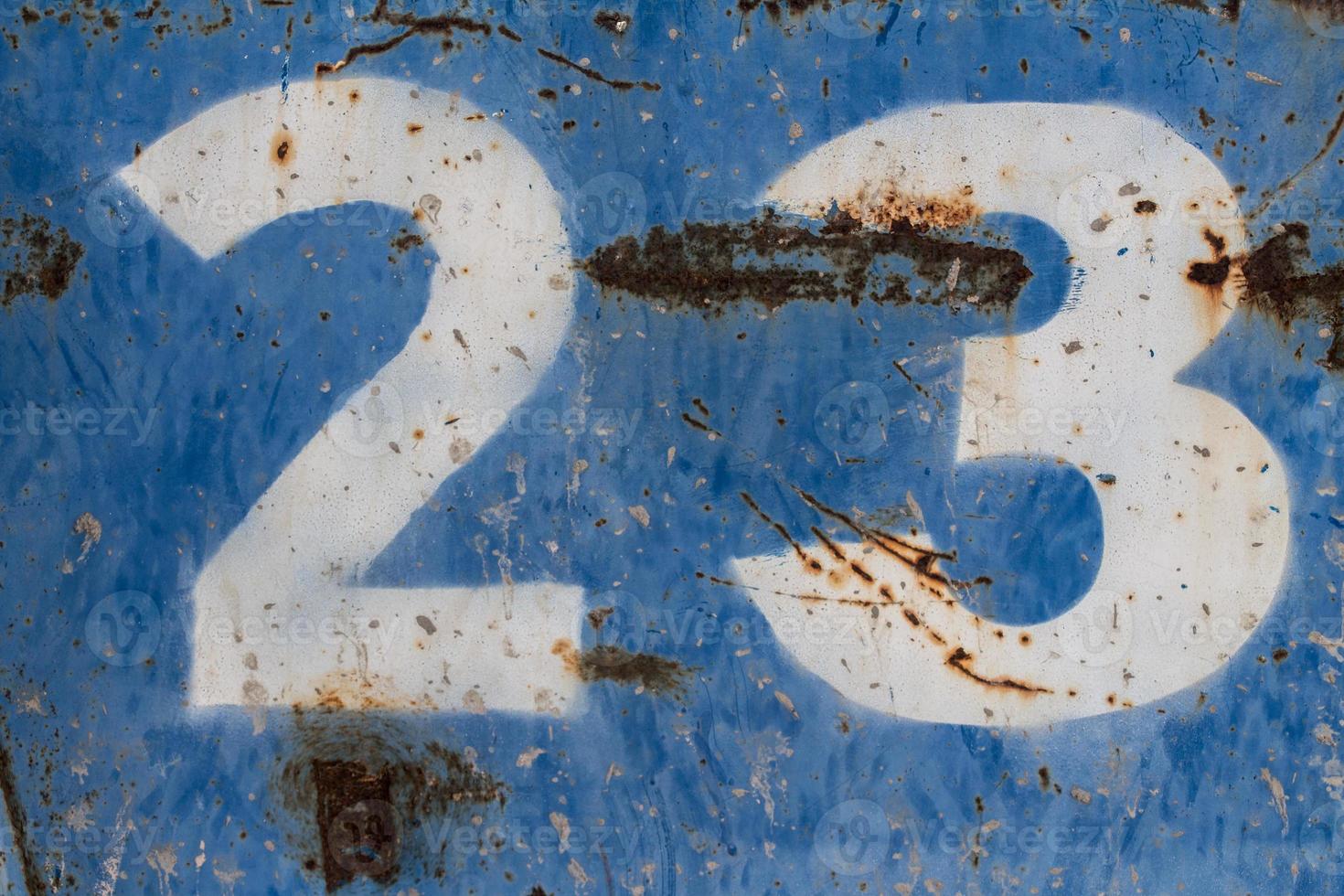 Numéro vingt-trois peint sur métal bleu rouillé photo