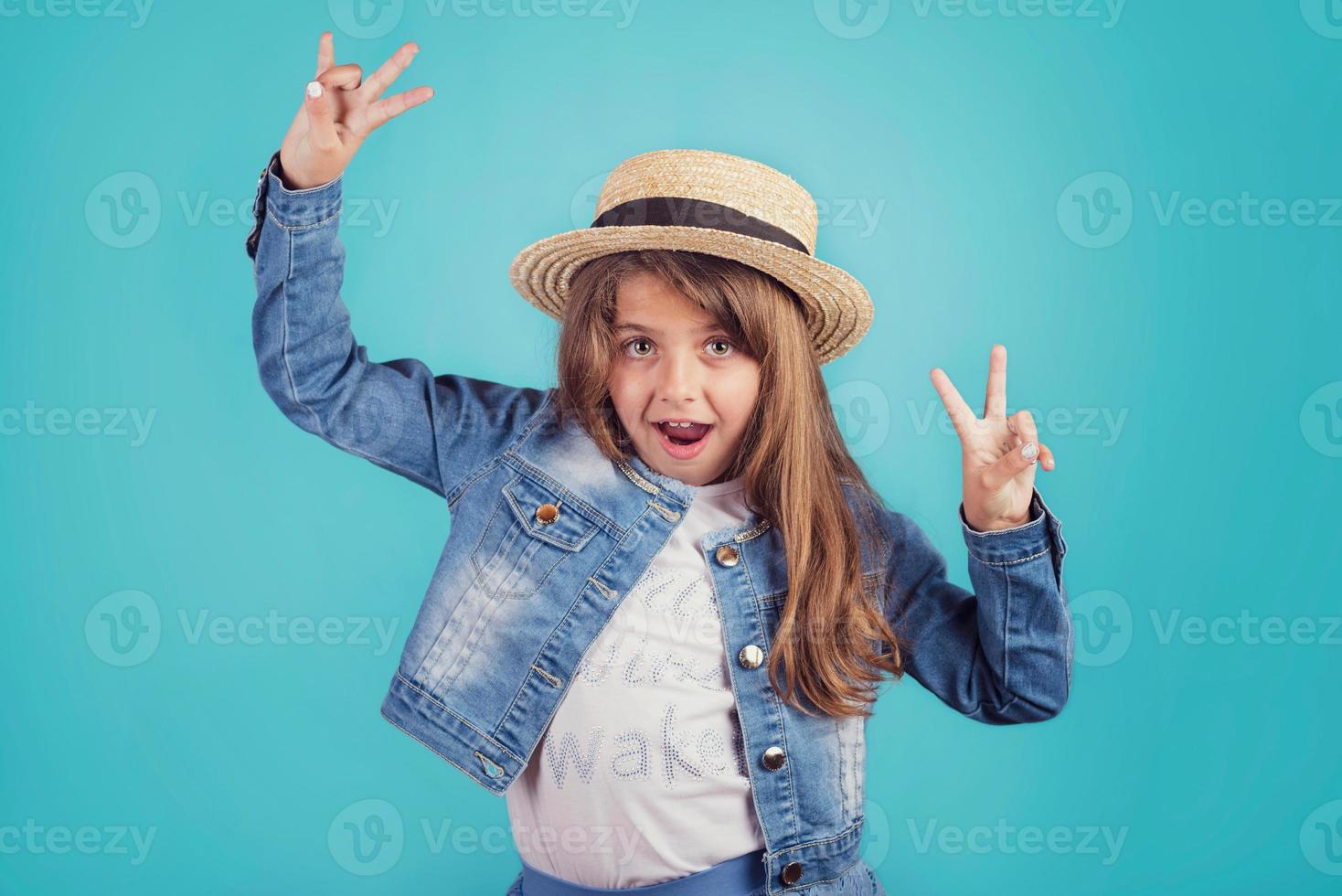 portrait de fille heureuse avec chapeau photo