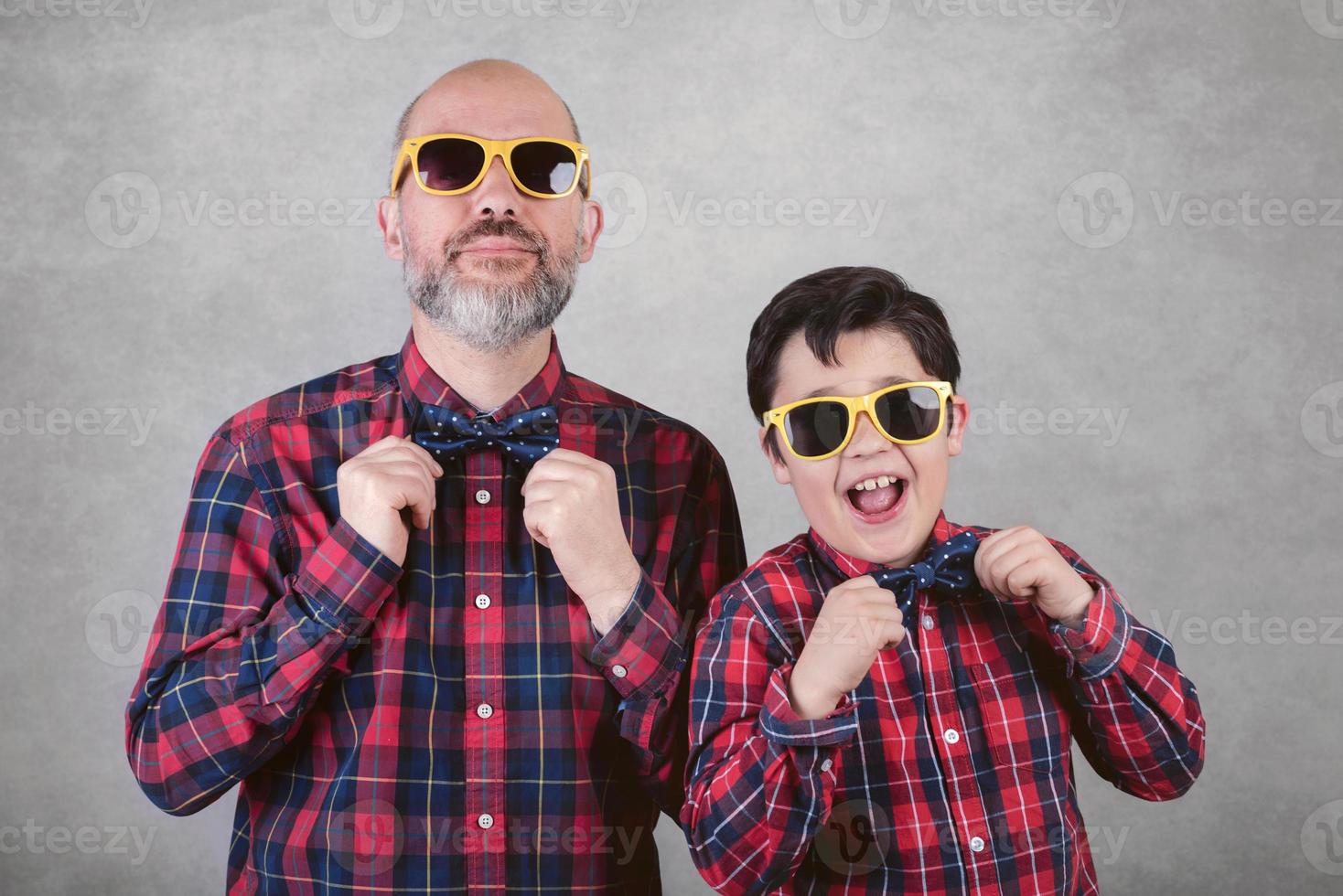 fête des pères, père et fils avec cravate et lunettes de soleil photo