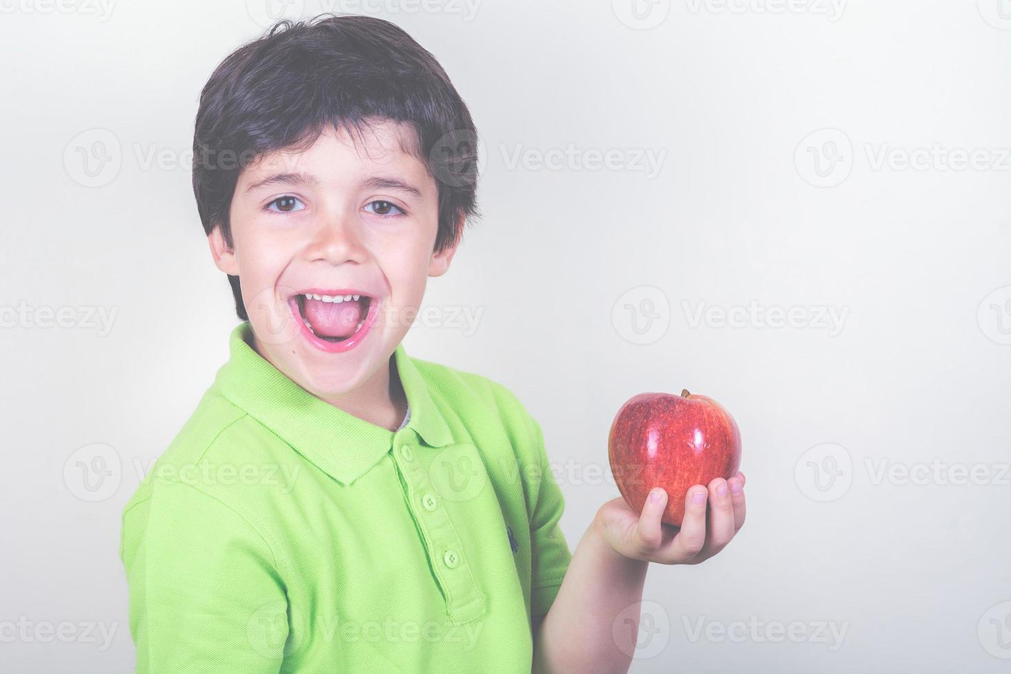 garçon souriant avec pomme photo