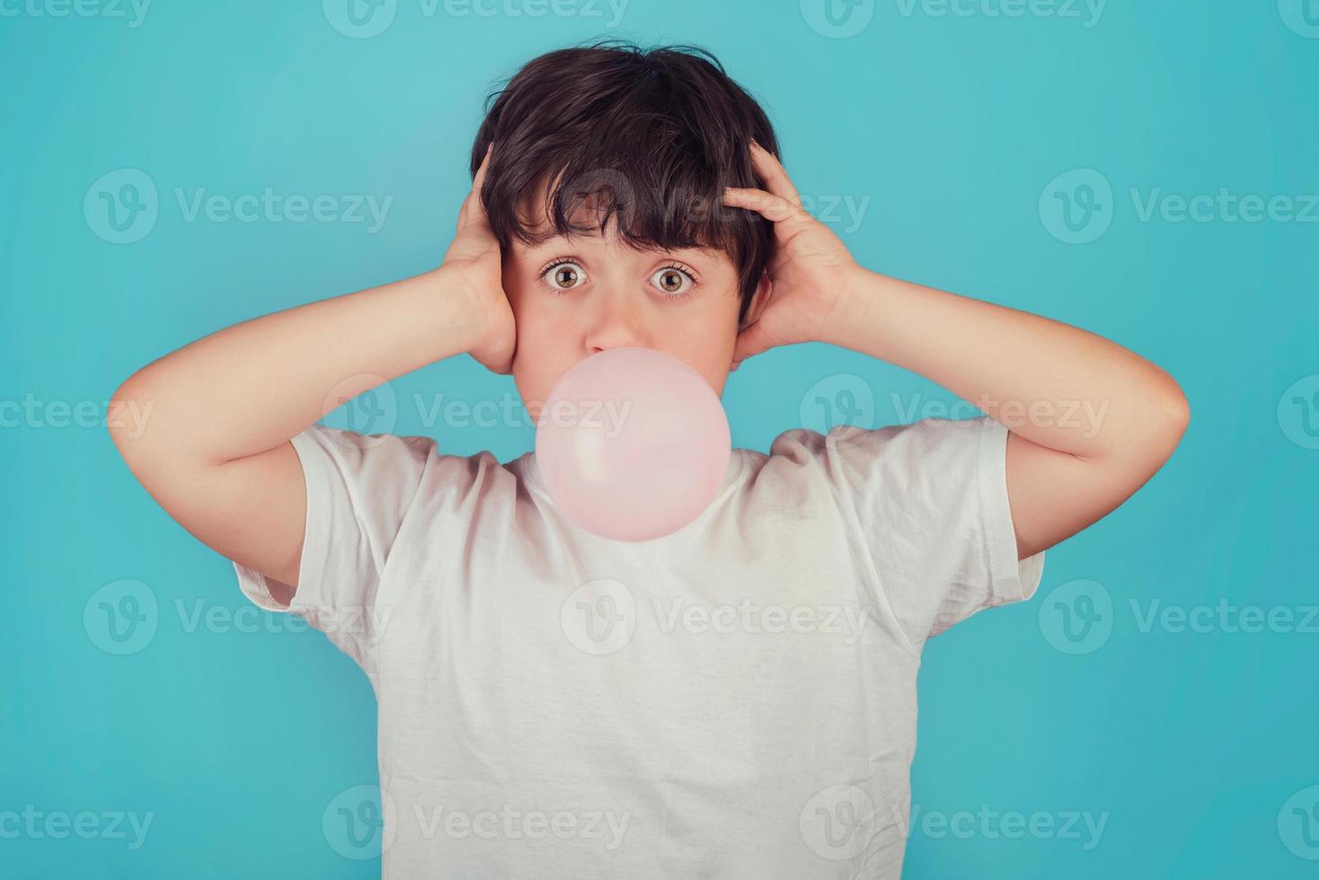 enfant avec du chewing-gum dans la bouche photo