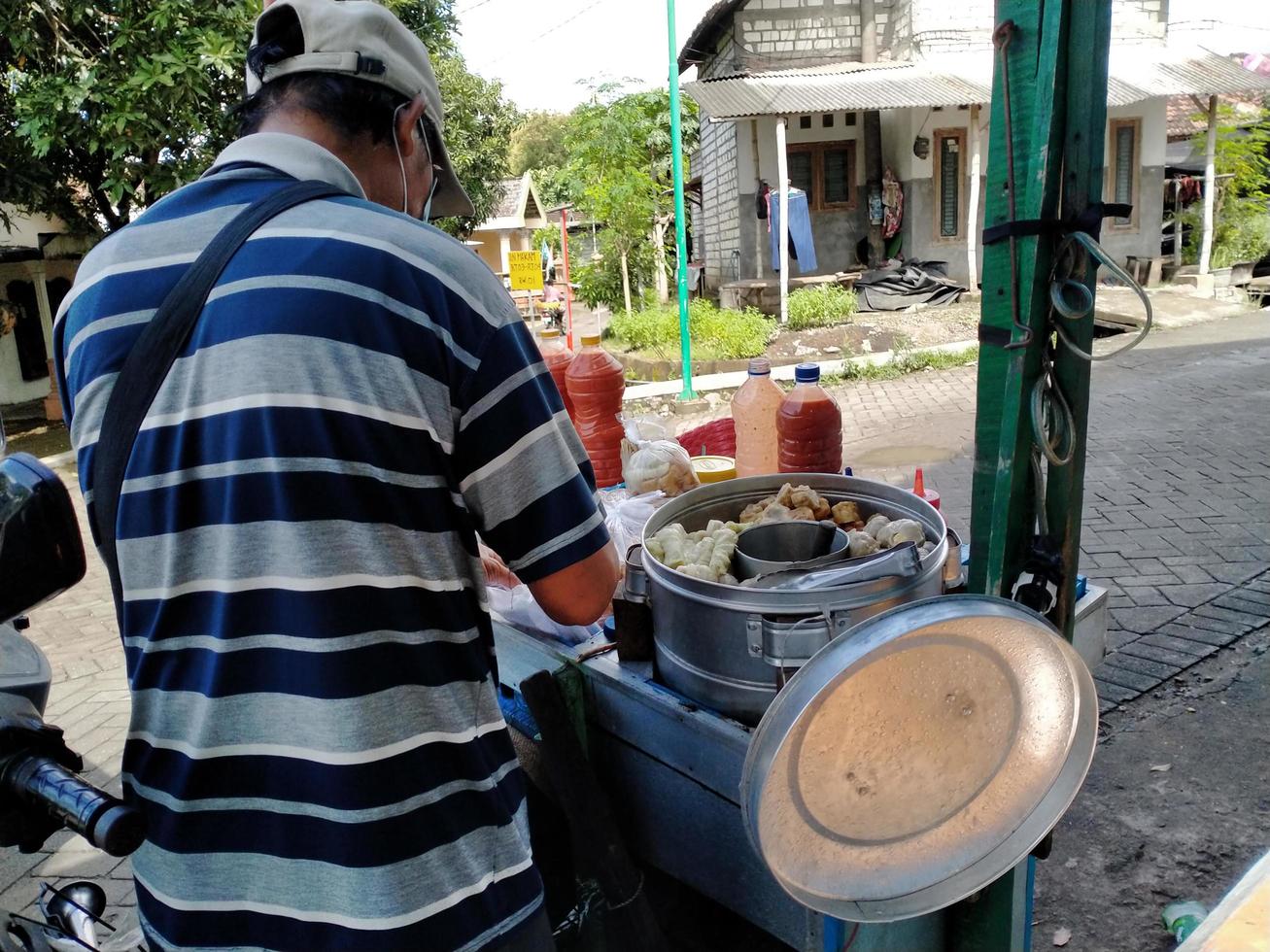 vendeur de boulettes de viande itinérant d'indonésie. photo