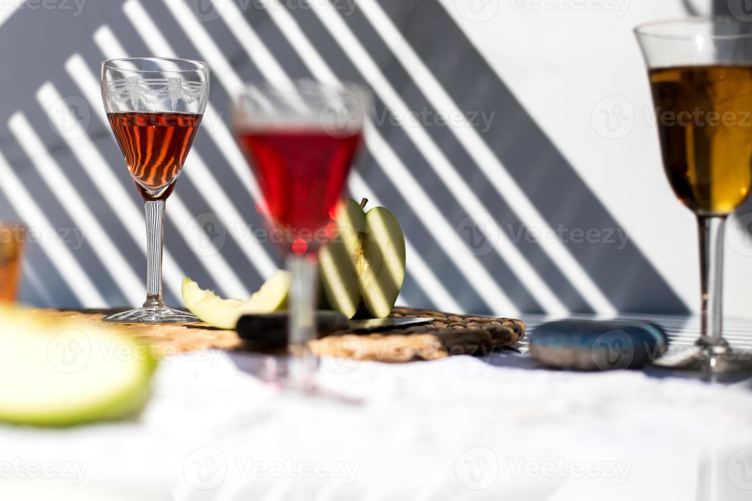 table de nourriture avec des verres et une ombre rayée dessus photo