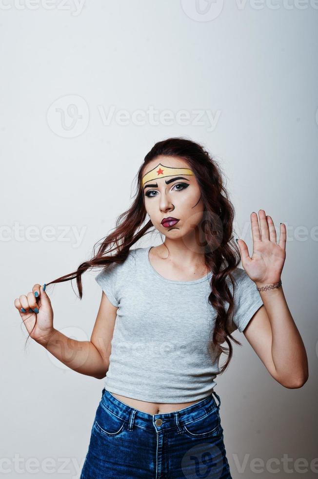 portrait en studio d'une fille d'apparence asiatique et maquillage lumineux avec une étoile rouge sur le front photo