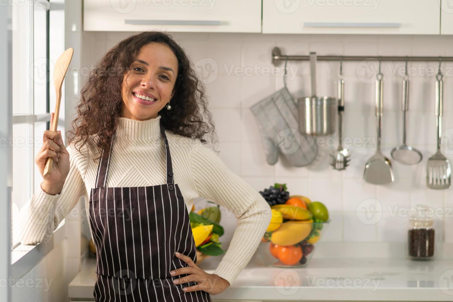 Portrait femme latine dans la cuisine photo