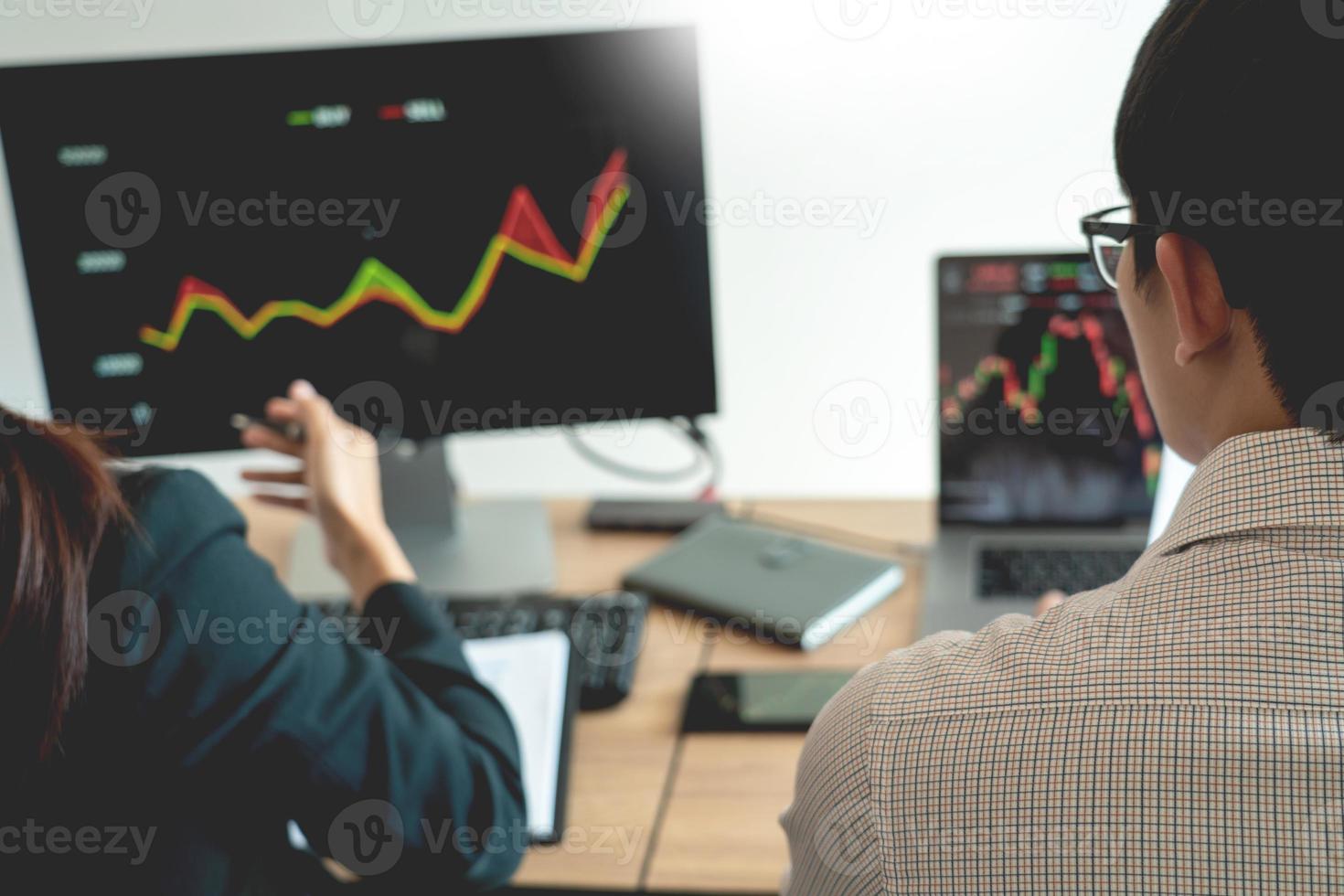 homme d'affaires en activité, équipe de courtiers ou de commerçants parlant de forex sur plusieurs écrans d'ordinateur de la bourse investissent dans l'analyse de données de graphiques financiers de négociation. photo