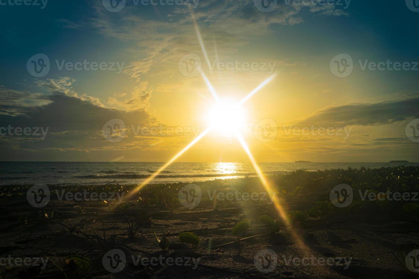 paysage de coucher de soleil sur la plage avec un soleil éclatant photo