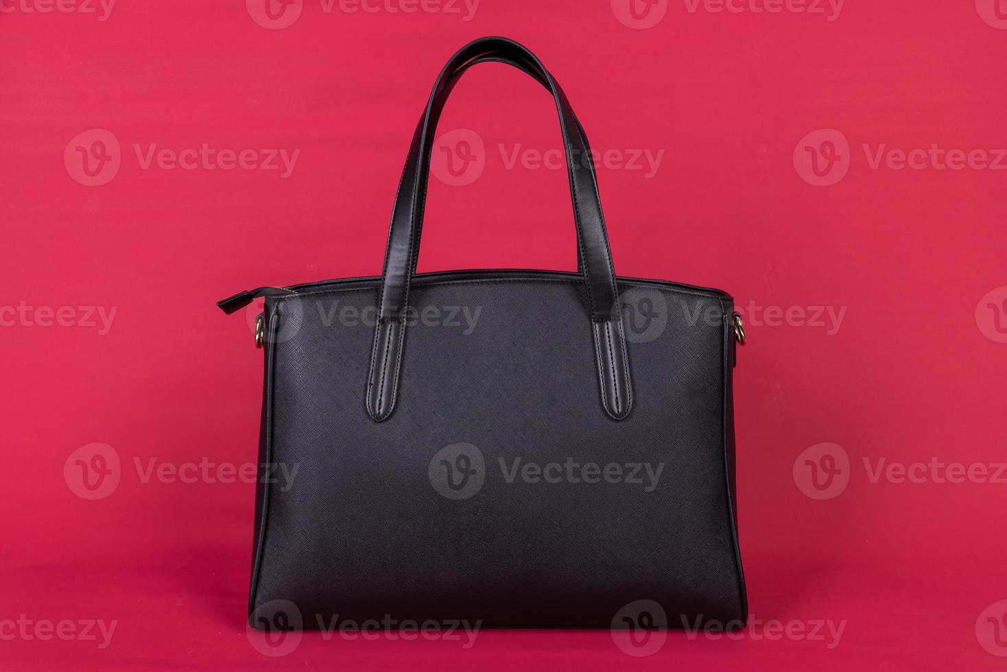 un sac en cuir noir sur fond rouge photo