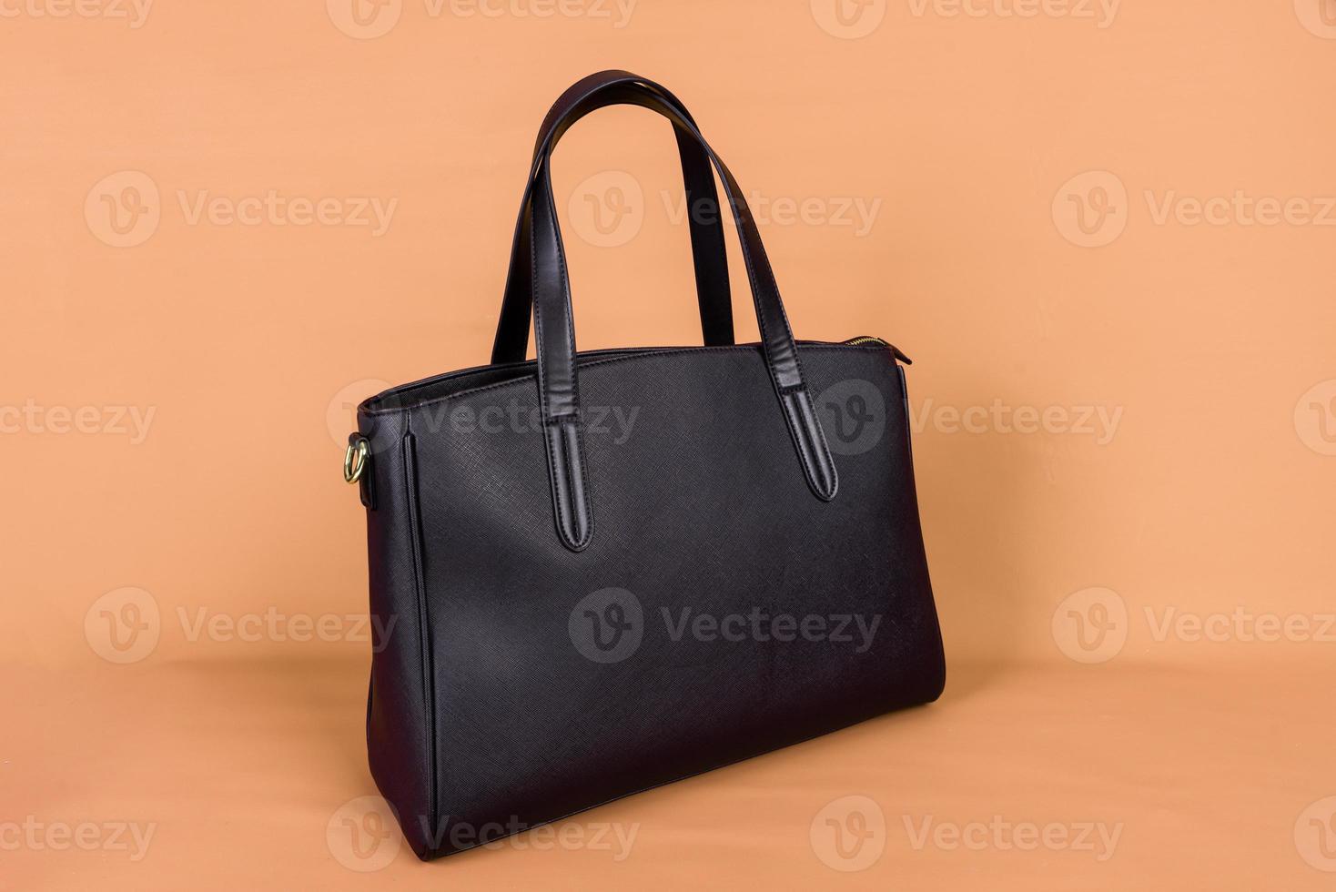 un sac en cuir noir sur fond orange photo