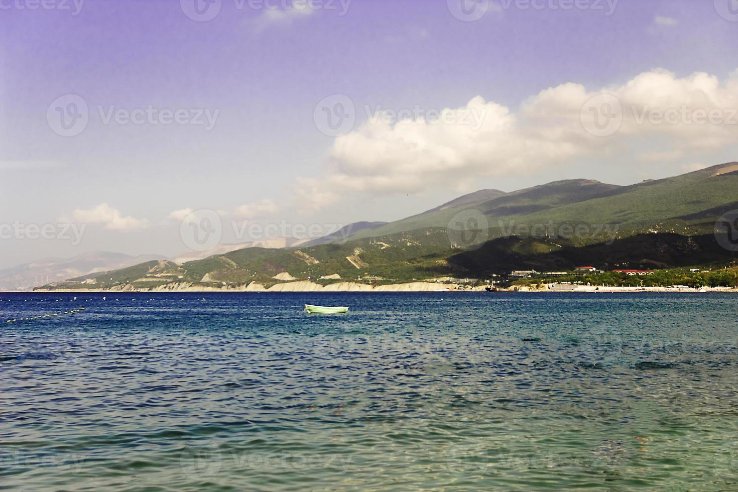 plage sur la mer par une belle journée d'été ensoleillée photo