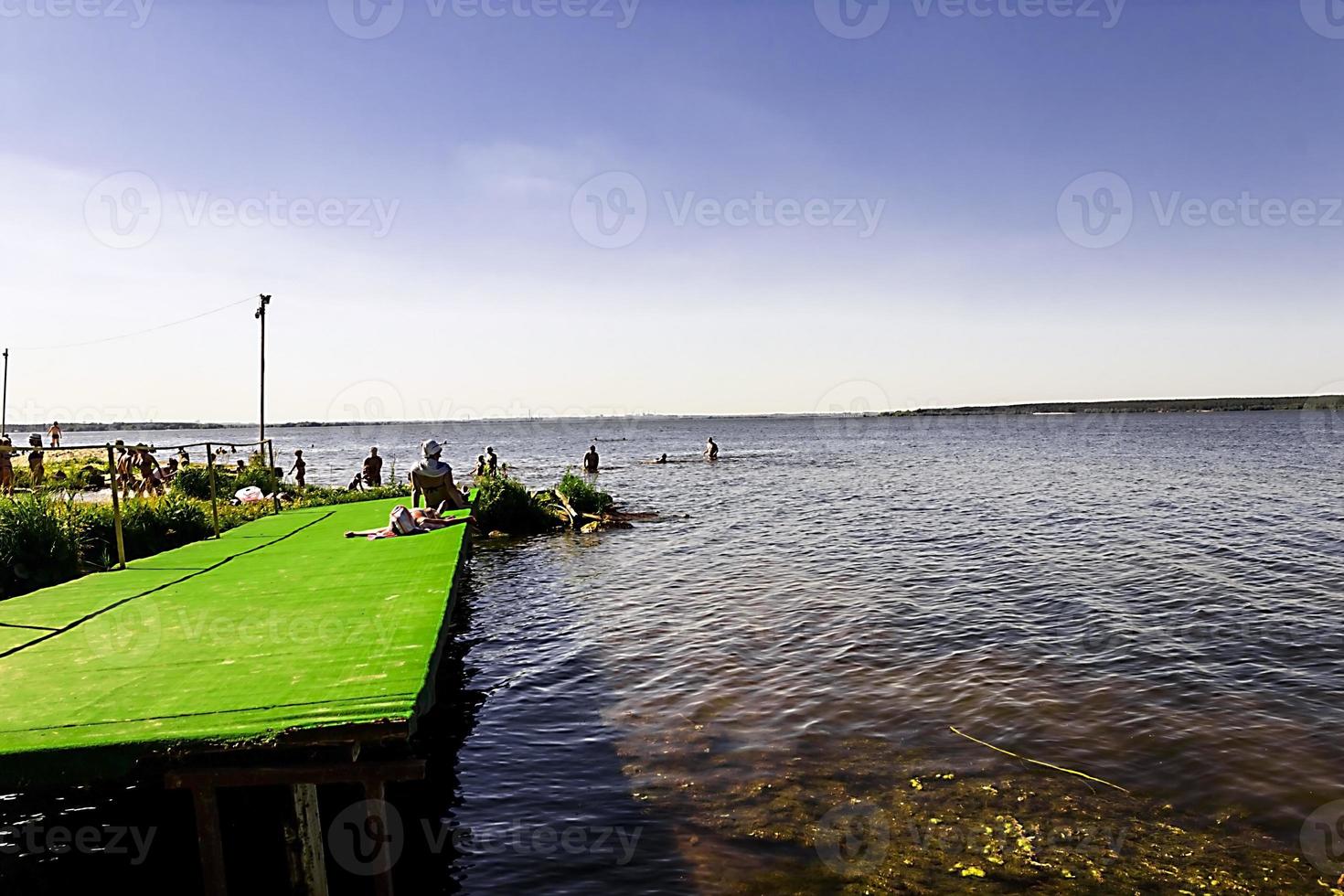 beau paysage avec rivière près de la forêt photo