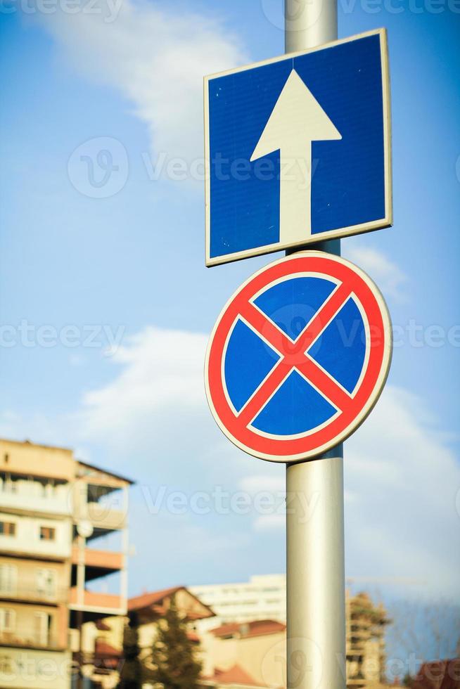 panneau de signalisation vue contre le ciel bleu. photo