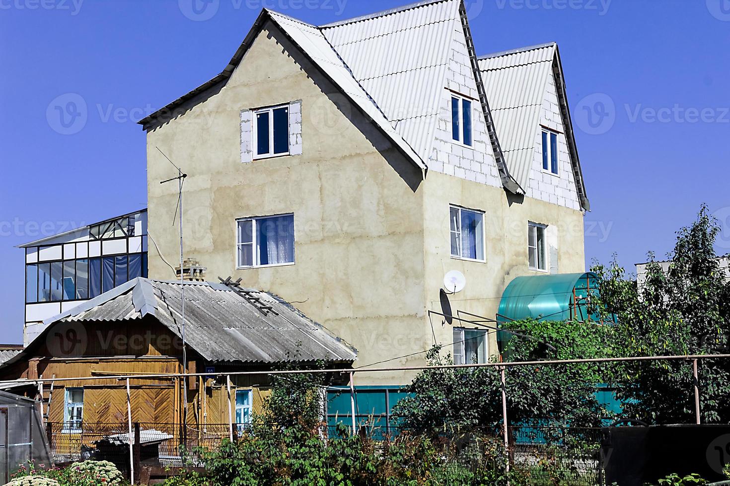 maison de ville moderne de deux étages en été belle photo