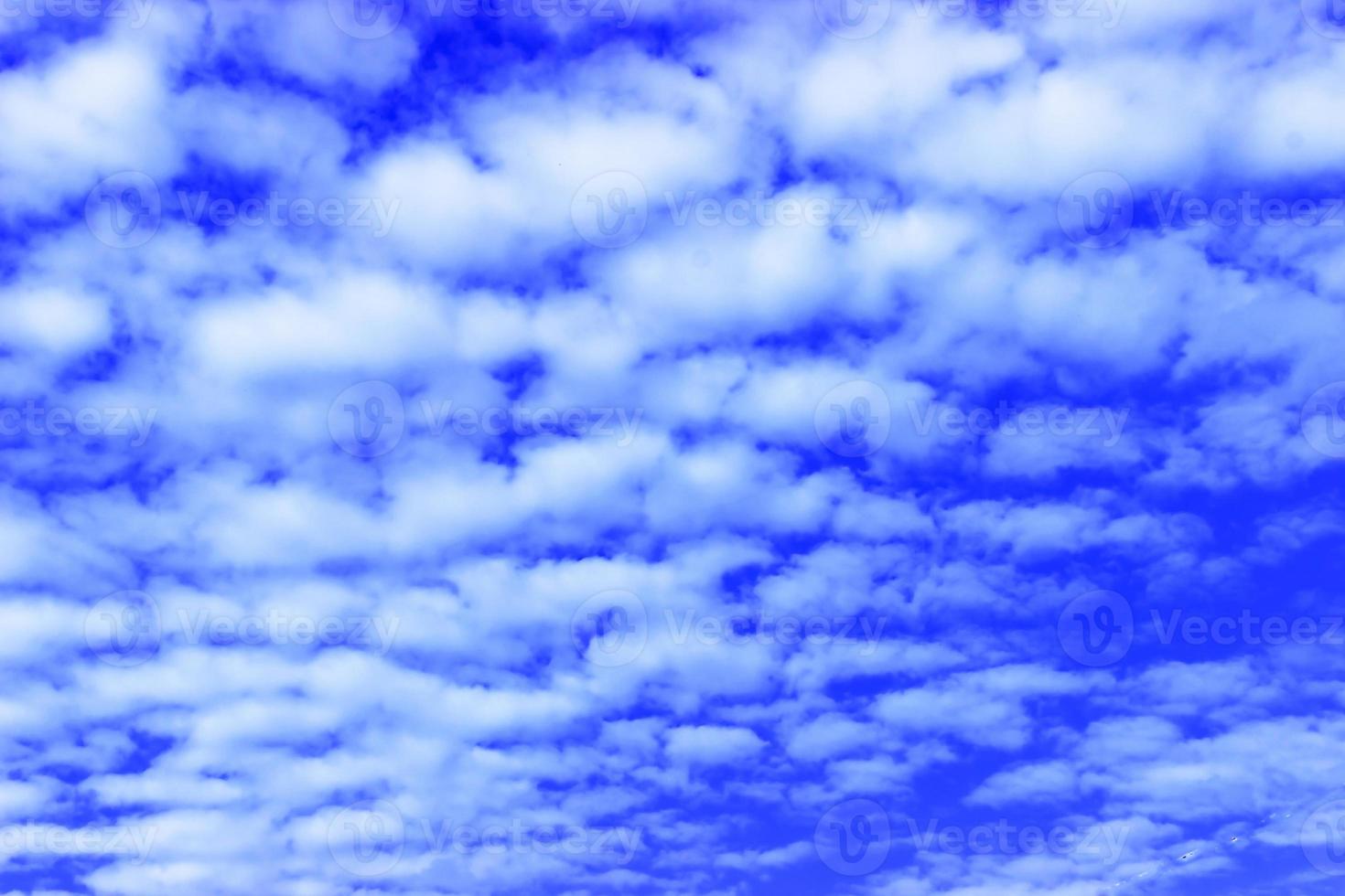 ciel bleu avec des nuages blancs. belle nature photo