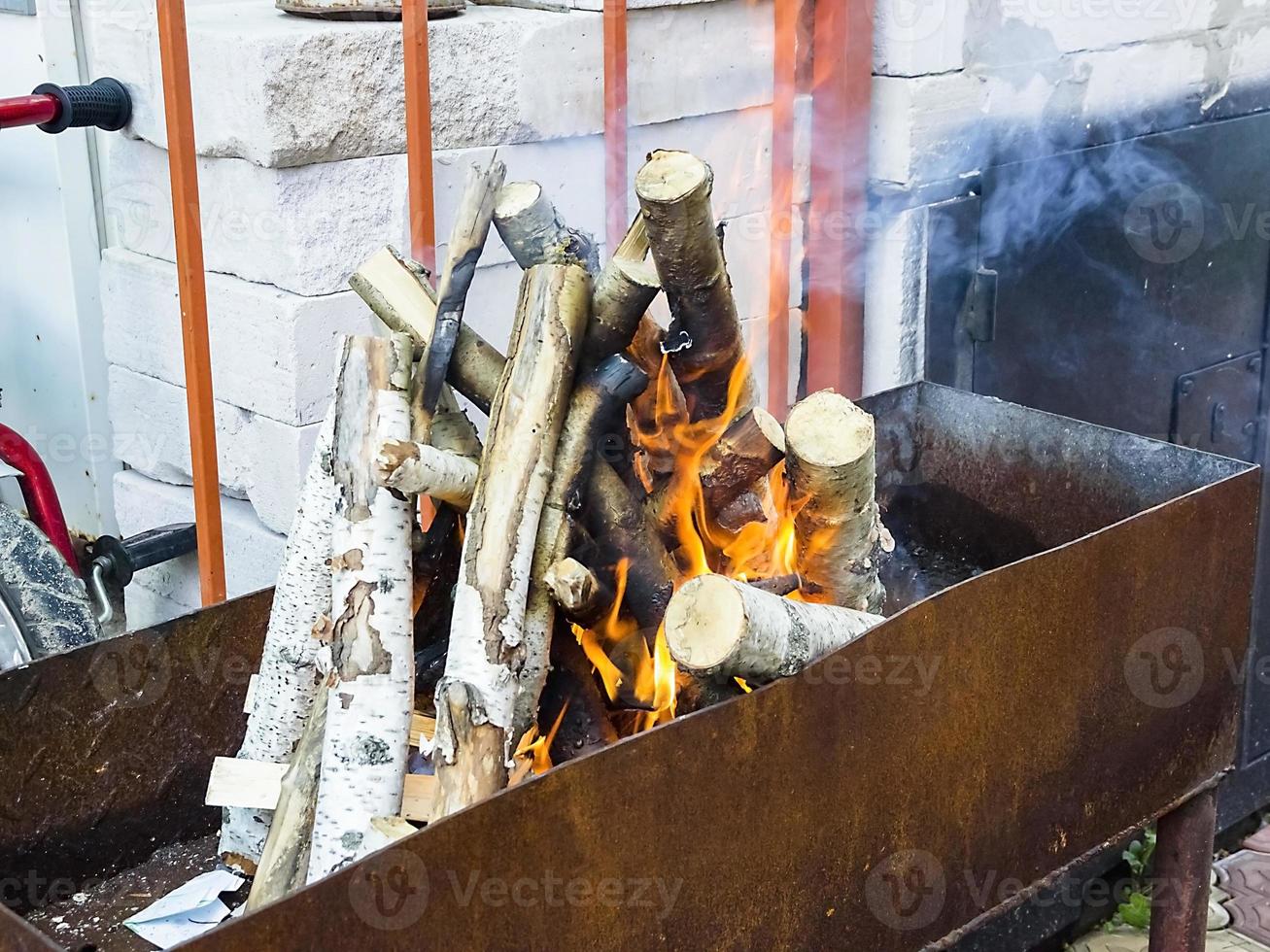 barbecue avec charbons incandescents et flammes vives photo