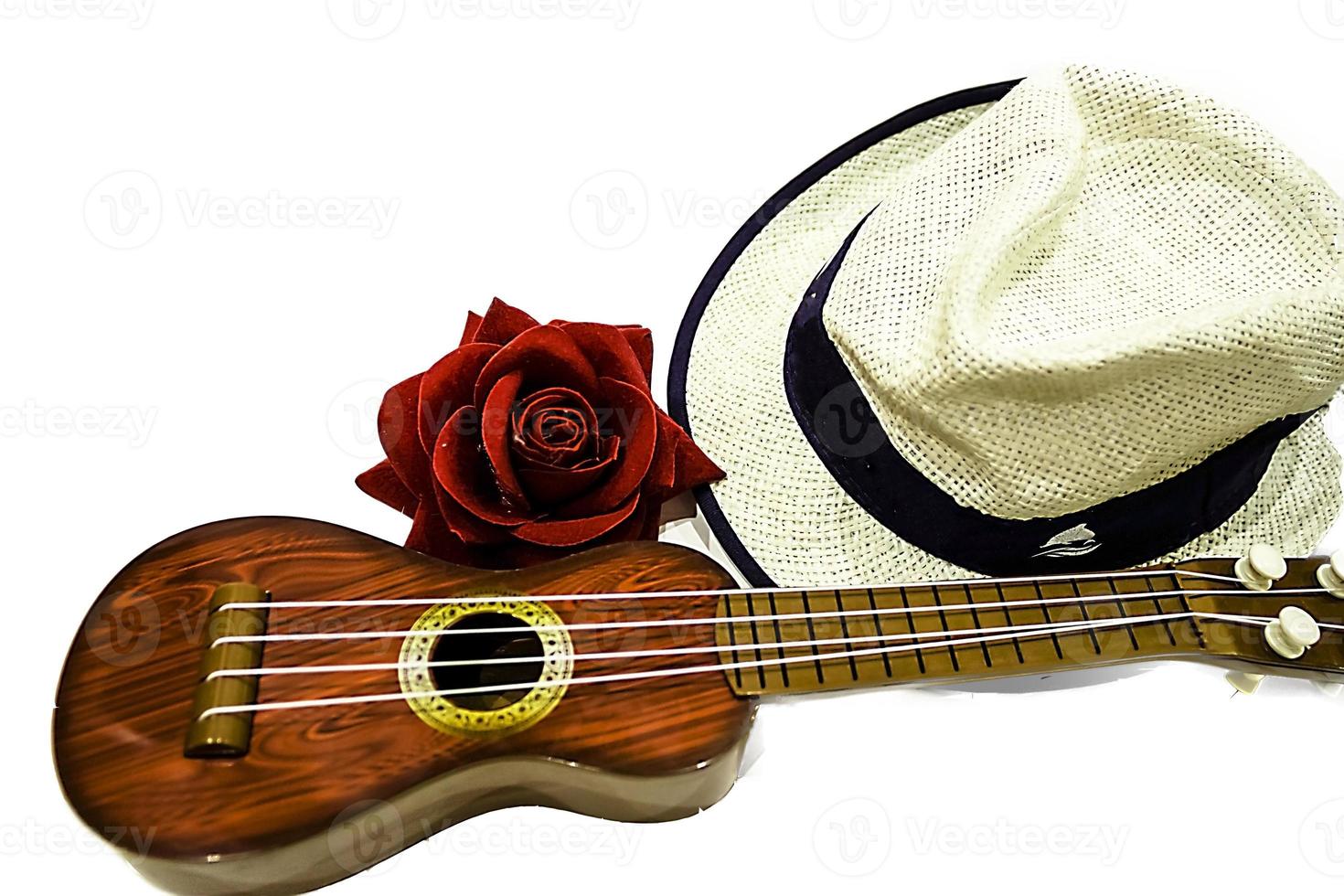 guitare acoustique et fleur de rose rouge, isolé sur blanc photo