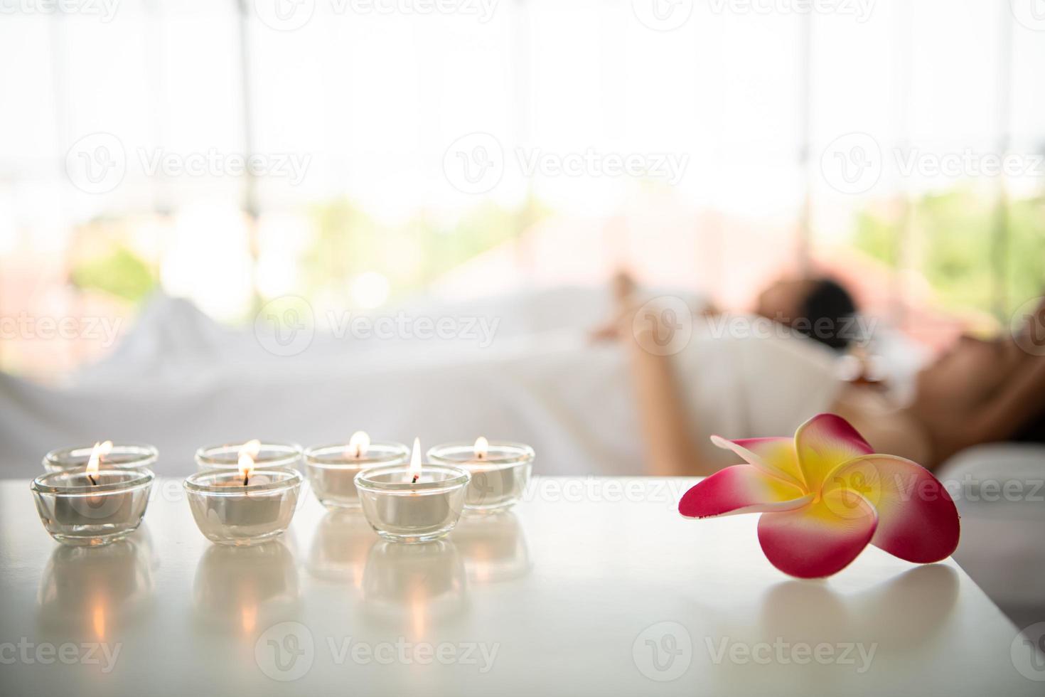 portrait d'une belle jeune femme asiatique profite d'un massage dans une station thermale de luxe photo