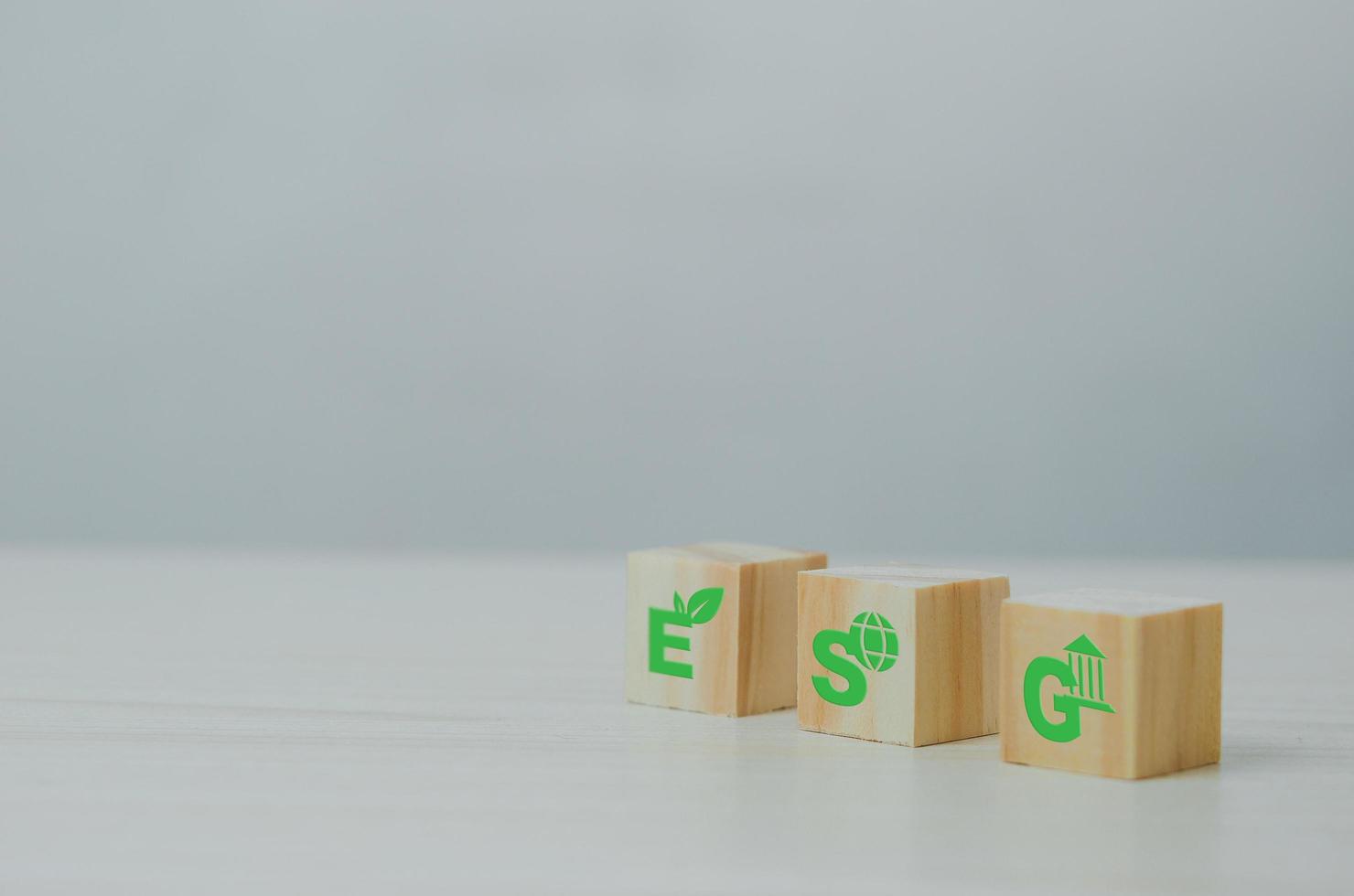 cubes en bois avec symbole de gouvernance sociale environnementale esg sur fond et espace de copie. concepts commerciaux. photo