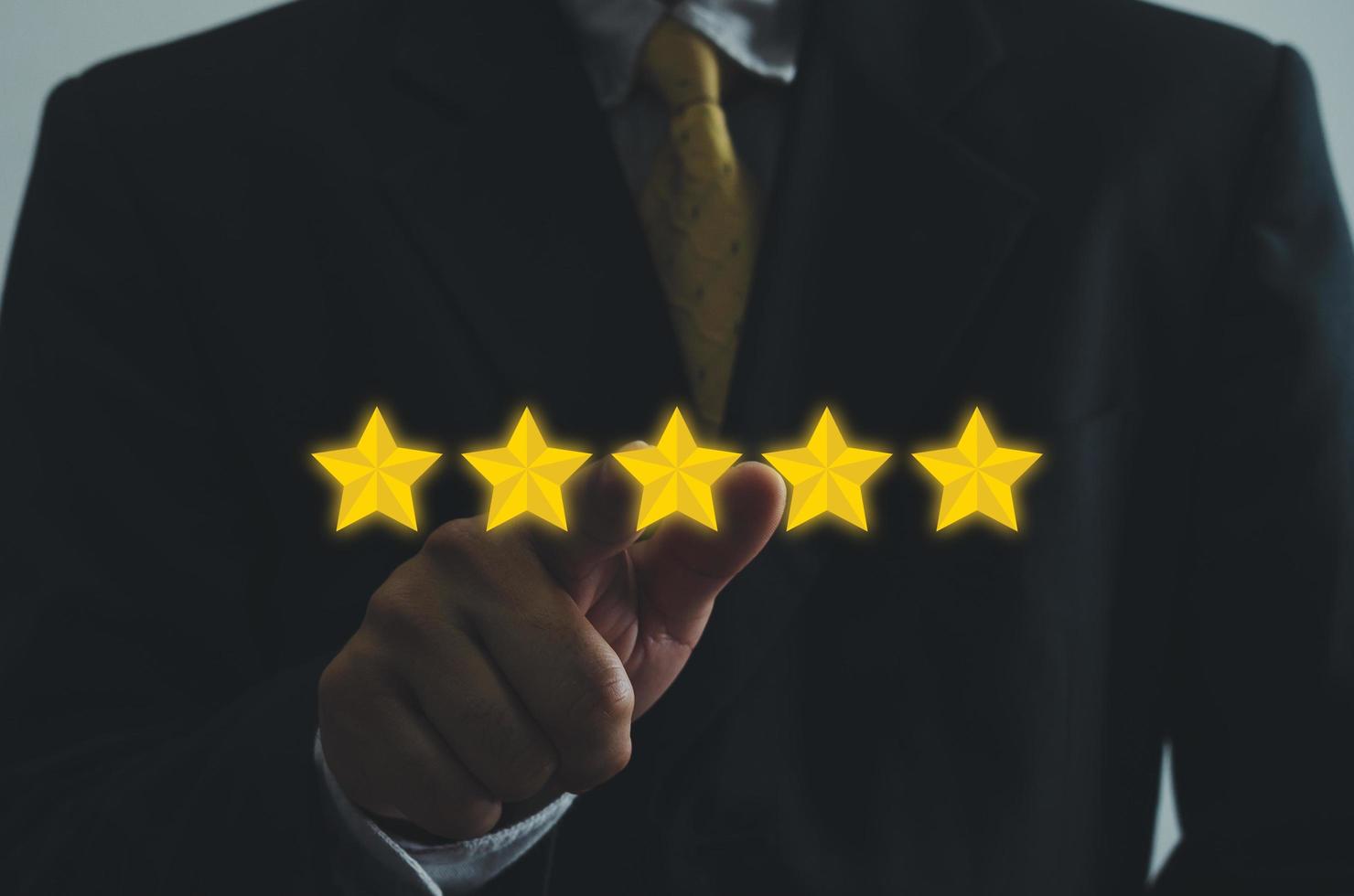 concept client excellent service pour la satisfaction cinq étoiles avec écran tactile homme d'affaires. sur les commentaires et les avis positifs des clients. photo