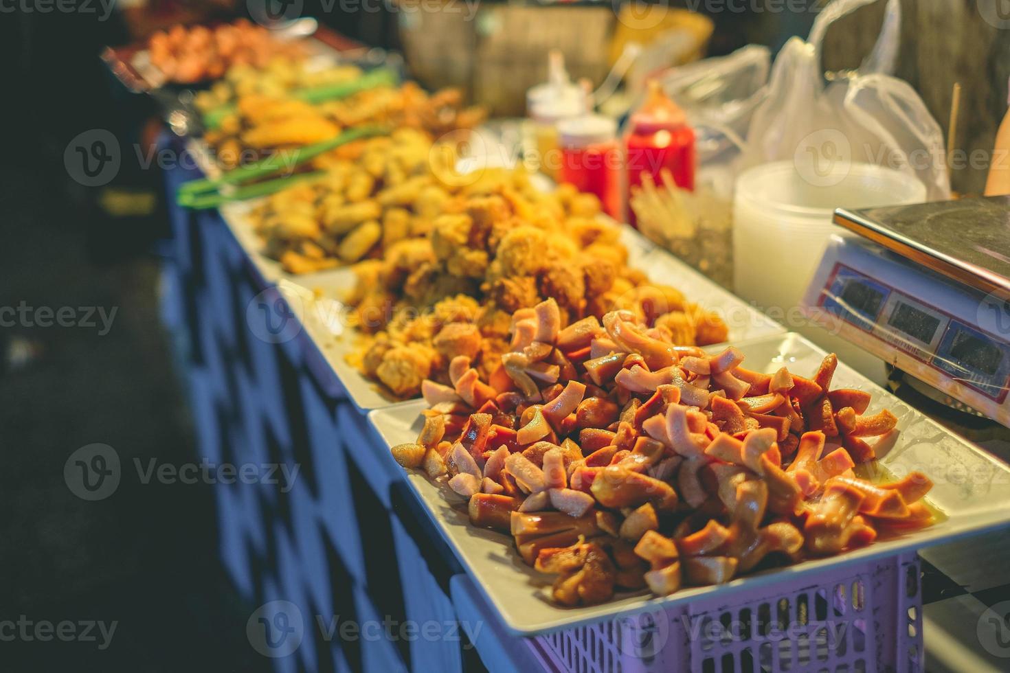 crevettes grillées et nourriture de crabe de la rivière mae khong, petite crevette grillée à chiang khan loei nord-est de la thaïlande, rue piétonne photo