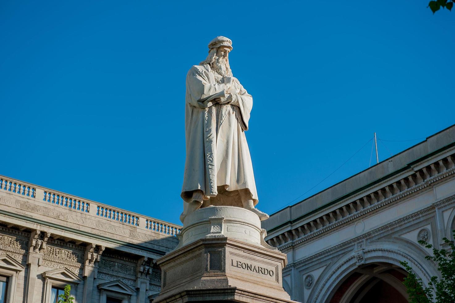 milan italie 2013 statue de leonardo da vinci placée devant le théâtre scala à milan photo