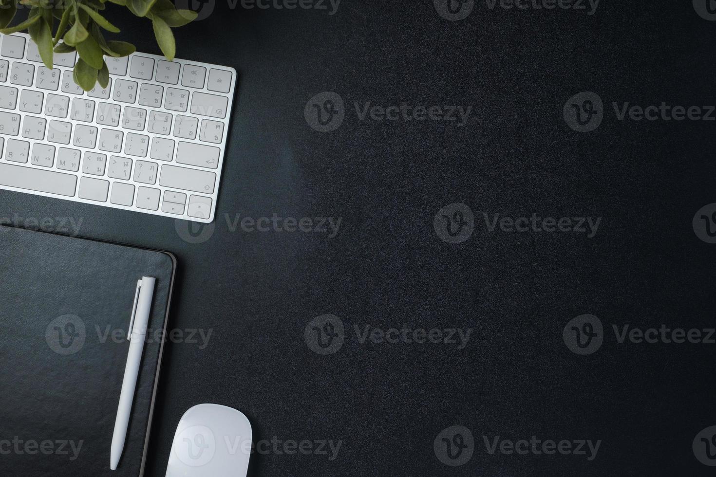 vue de dessus bureau de travail avec clavier souris et ordinateur portable sur fond de tableau noir photo