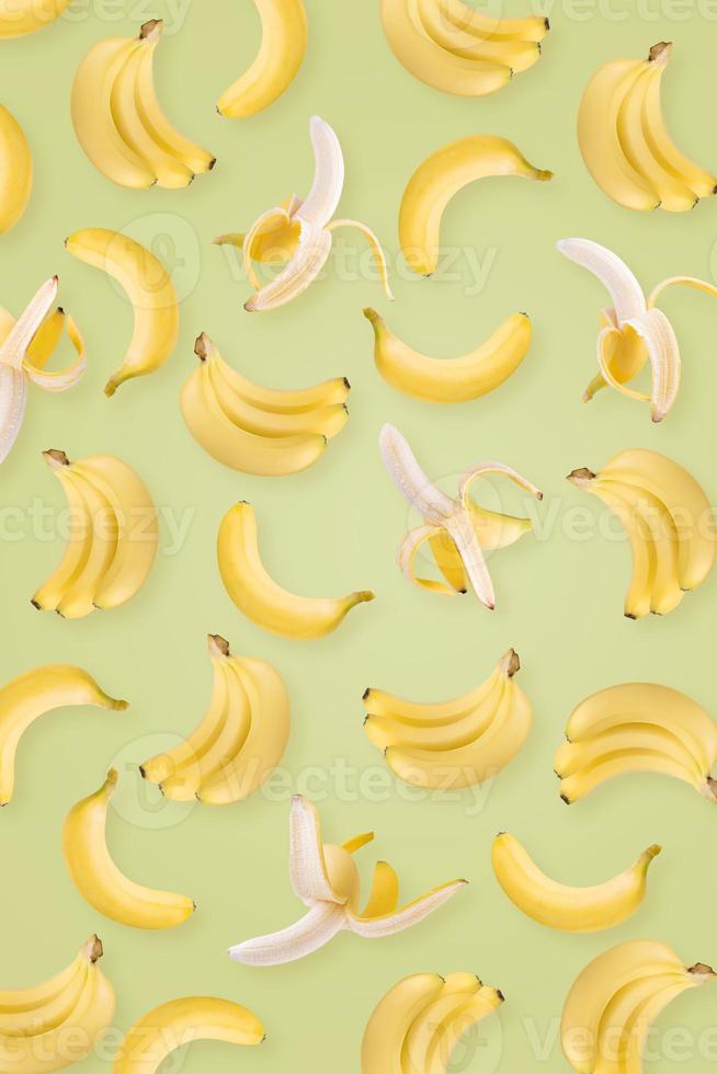 banane jaune sur un fond de papier peint vert photo