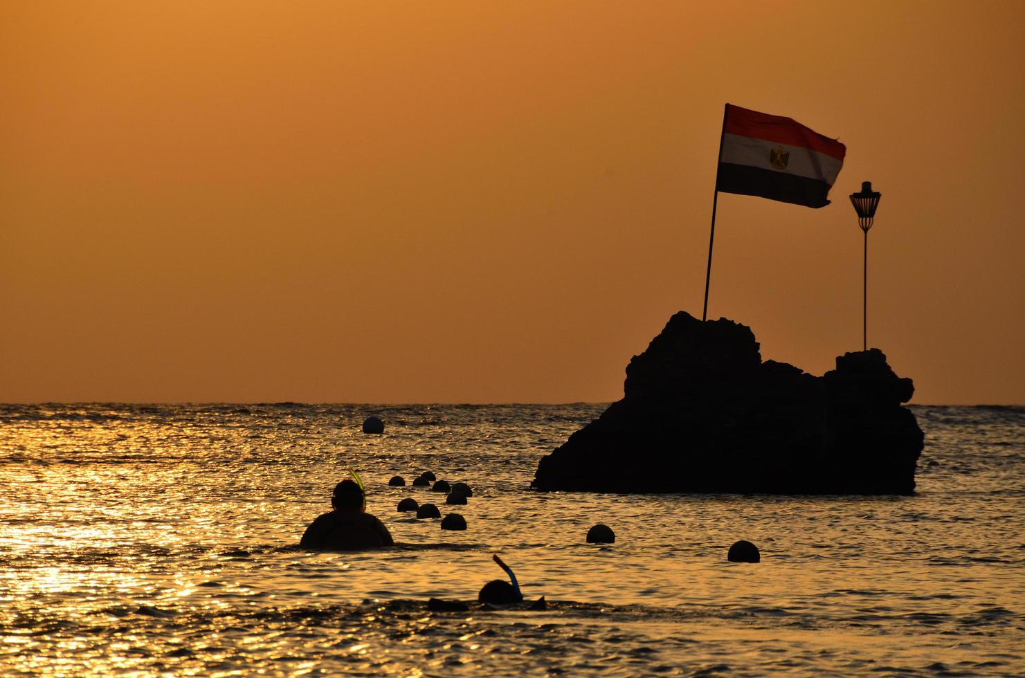 mer au lever du soleil et drapeau égyptien photo