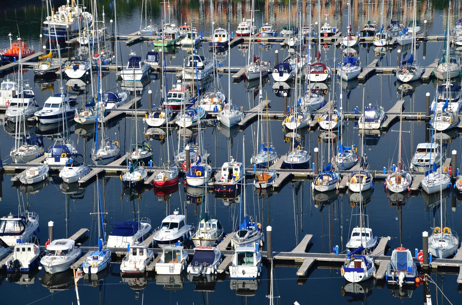 beaucoup de bateaux dans le port photo