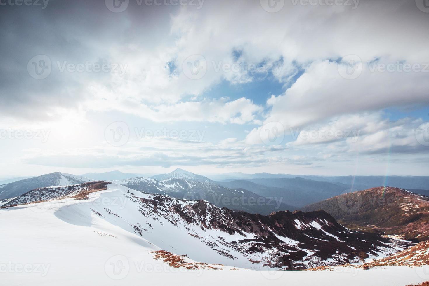 journée de printemps colorée sur les chaînes de montagnes dans les carpates du parc national. Ukraine, Europe. photo