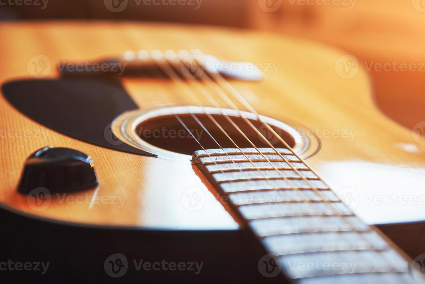 photographie guitare classique sur fond marron clair photo