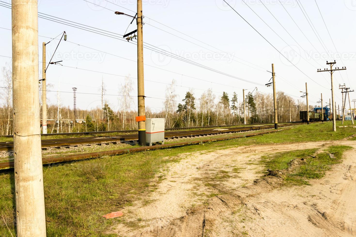 voitures droites sur le chemin de fer par une journée ensoleillée photo