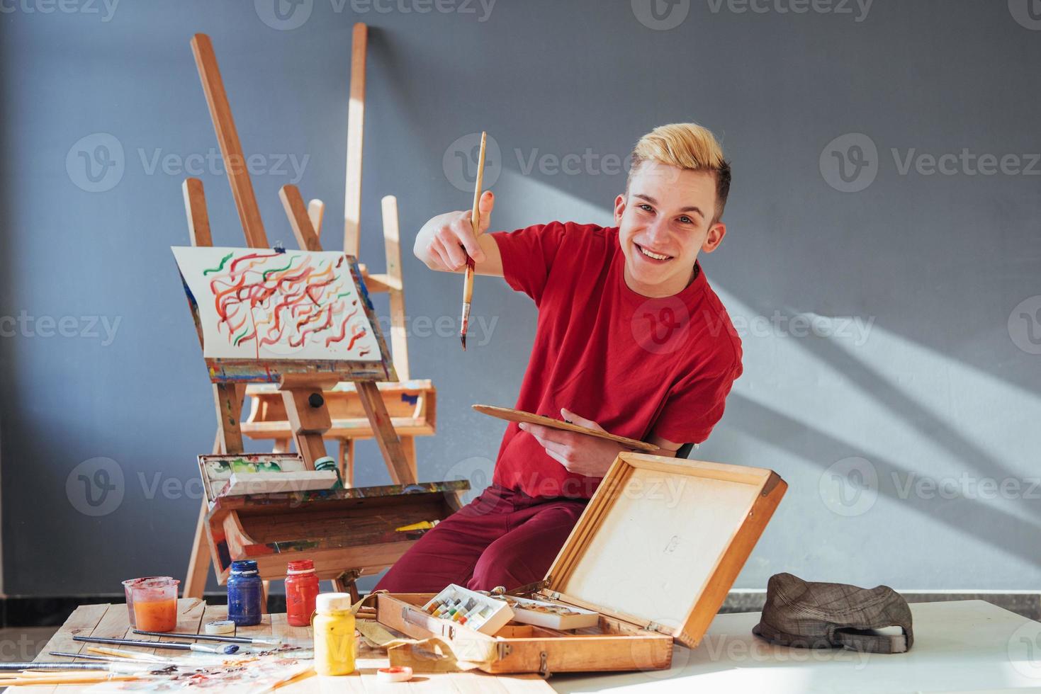 artiste peignant un tableau dans un studio photo