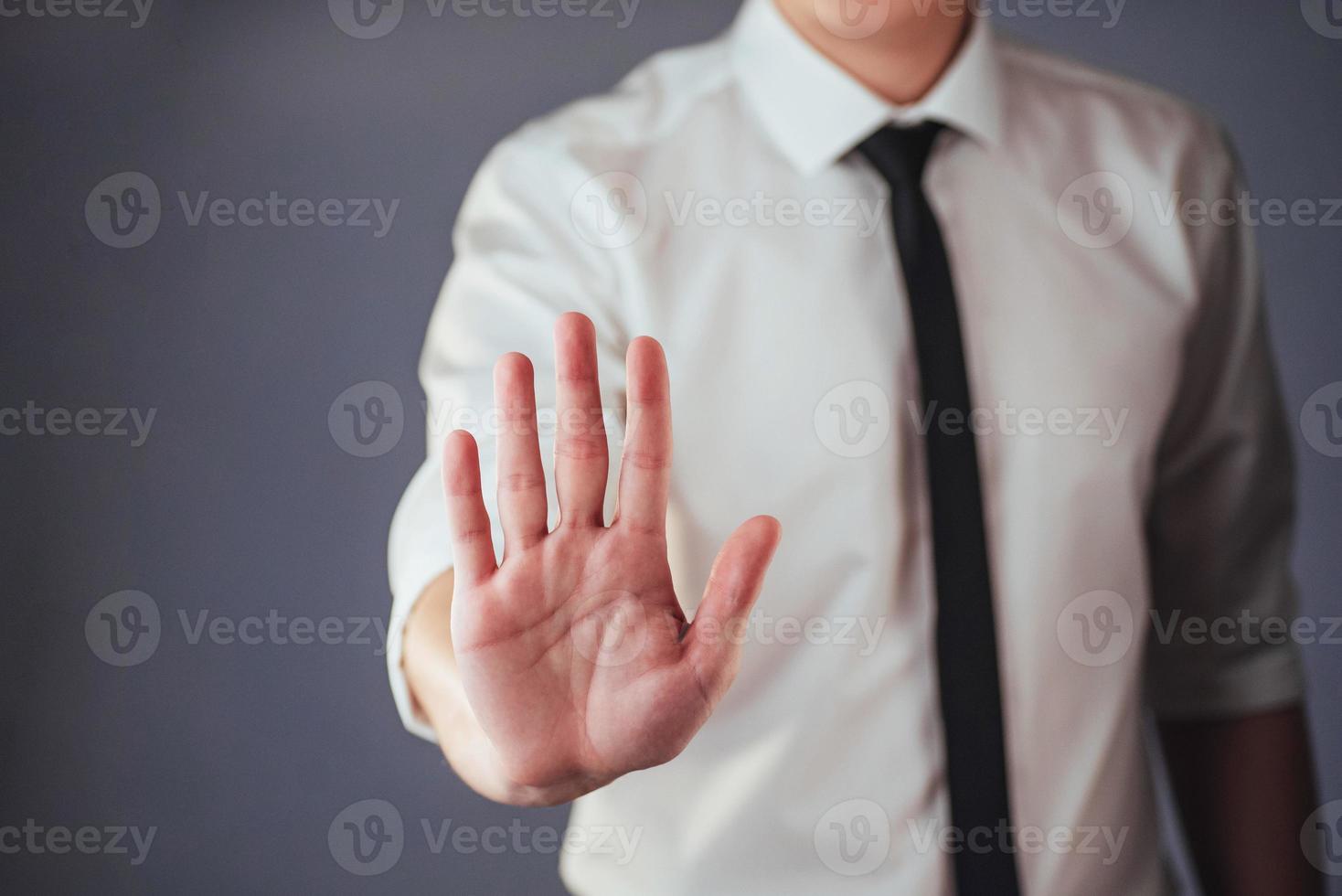 jeune homme d'affaires en costume montre sa main photo