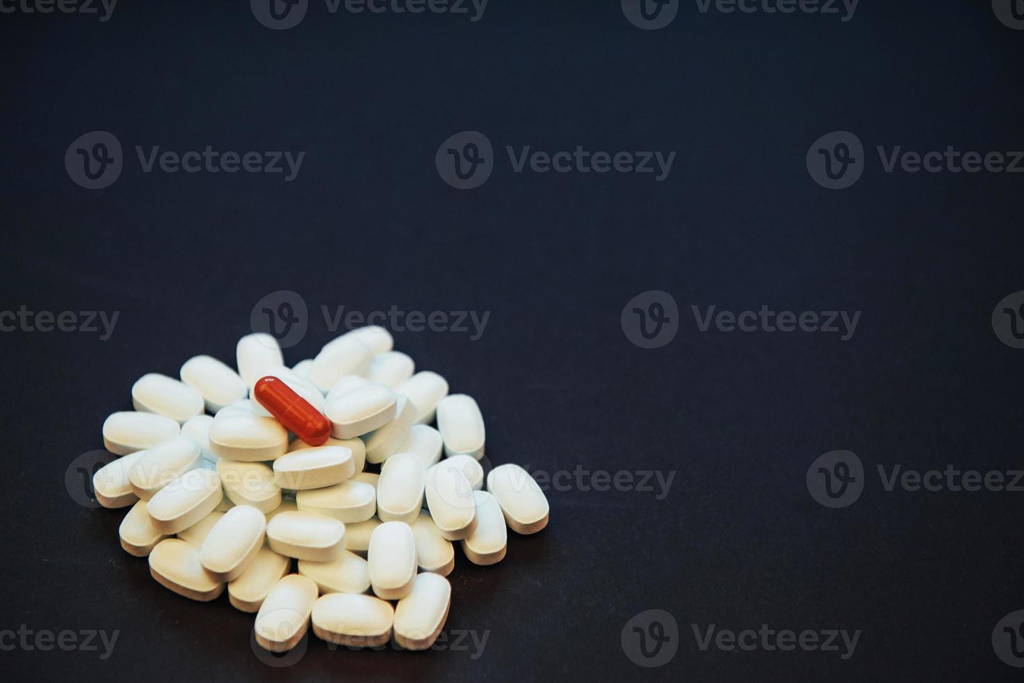 pilules, capsules ou suppléments médicaux colorés pour le traitement et les soins de santé sur fond noir photo