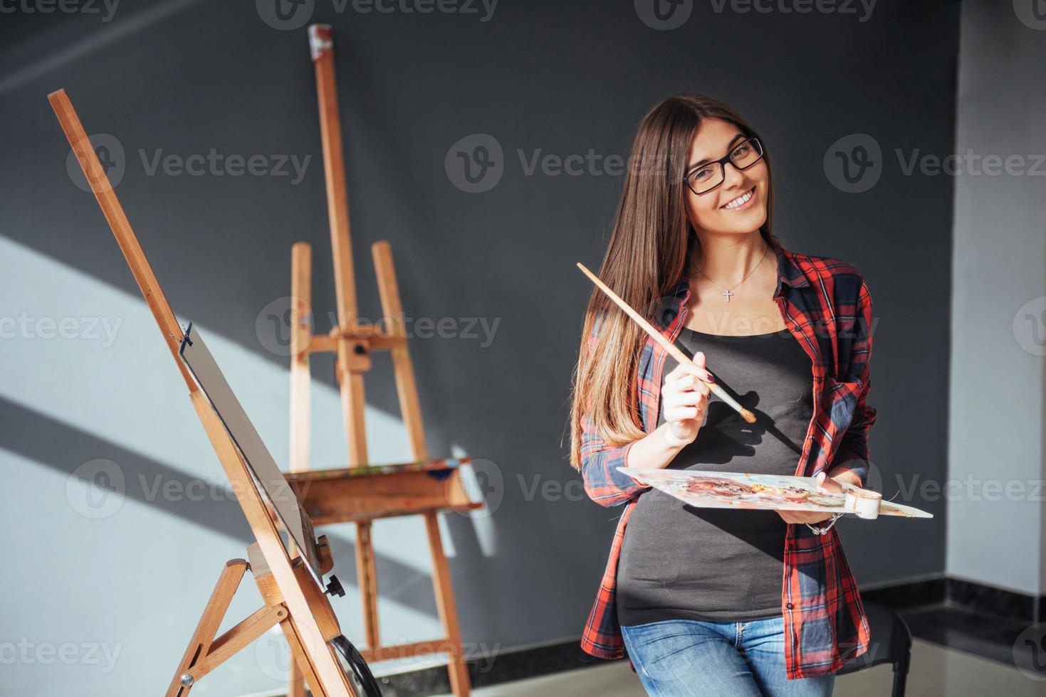 jeune femme artiste peignant un tableau en studio photo