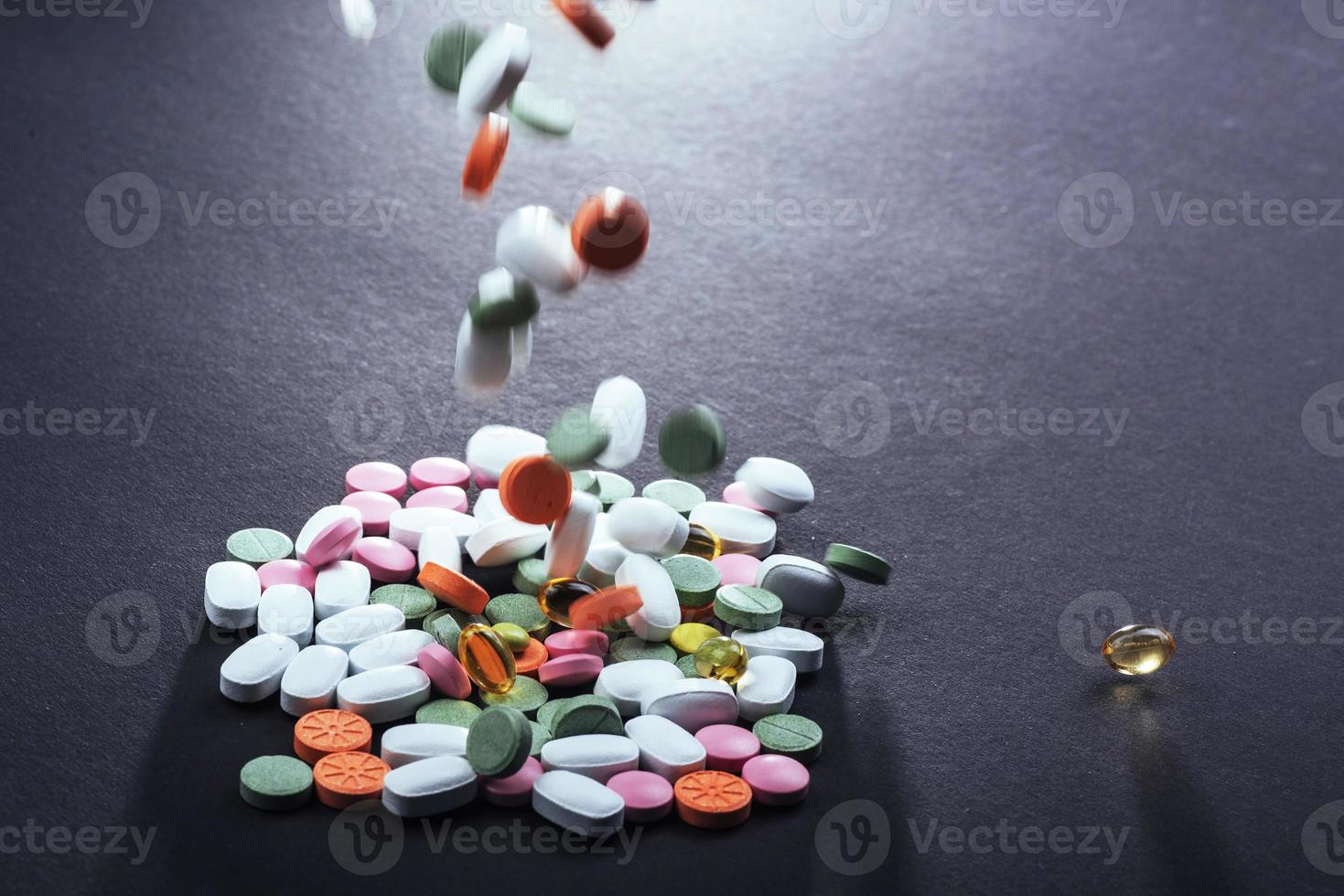 pilules, capsules ou suppléments médicaux colorés pour le traitement et les soins de santé sur fond noir photo