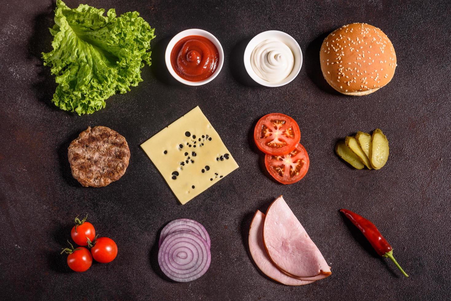 délicieux burger frais et juteux avec escalope de boeuf, fromage, tomates et oignons photo