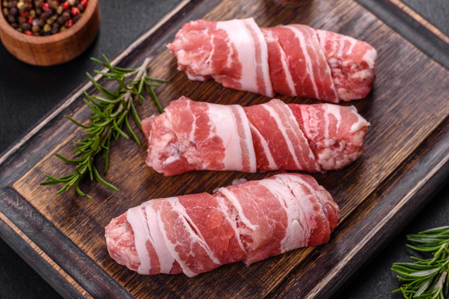 un délicieux plat de porc haché enveloppé de délicieux morceaux de bacon photo