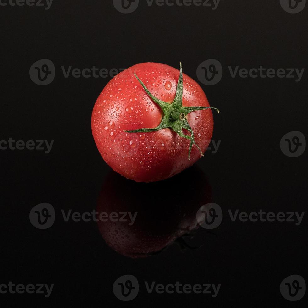 tomates sur fond noir photo