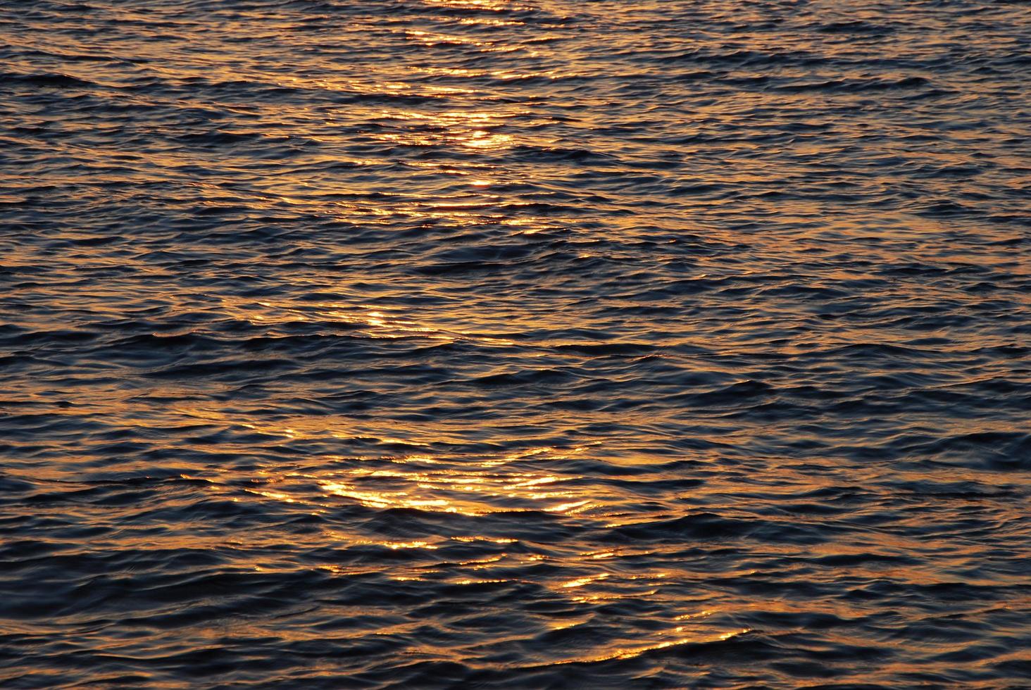 le lever du soleil se reflète dans les vagues photo