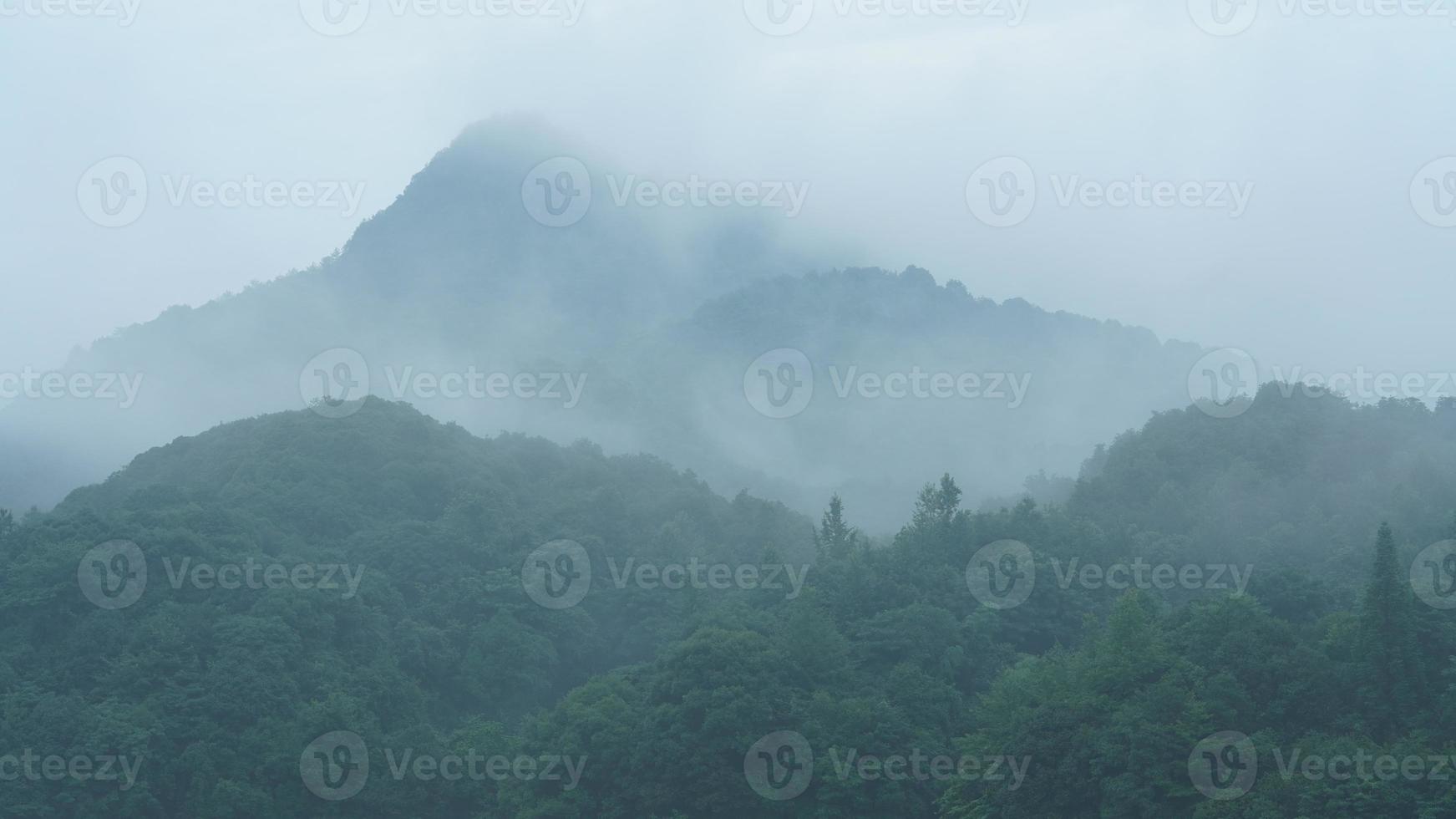 les beaux paysages de montagnes avec la forêt verte et le petit village en arrière-plan dans la campagne de la chine photo